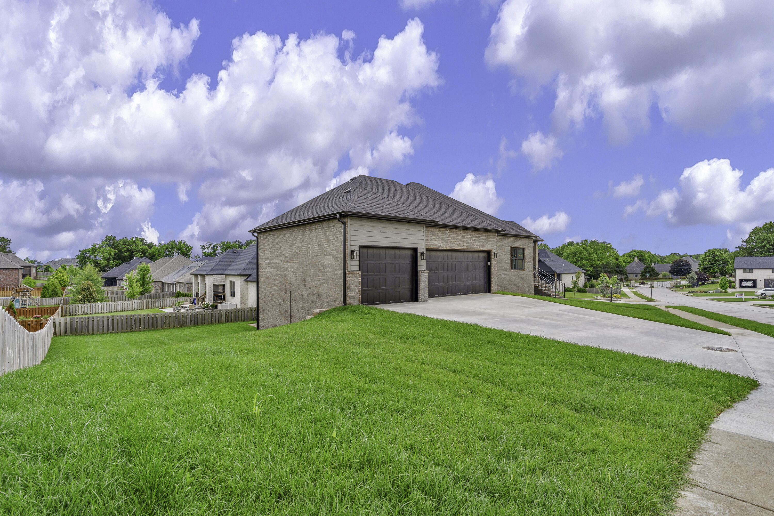 702 South Thornridge Drive Property Photo 4