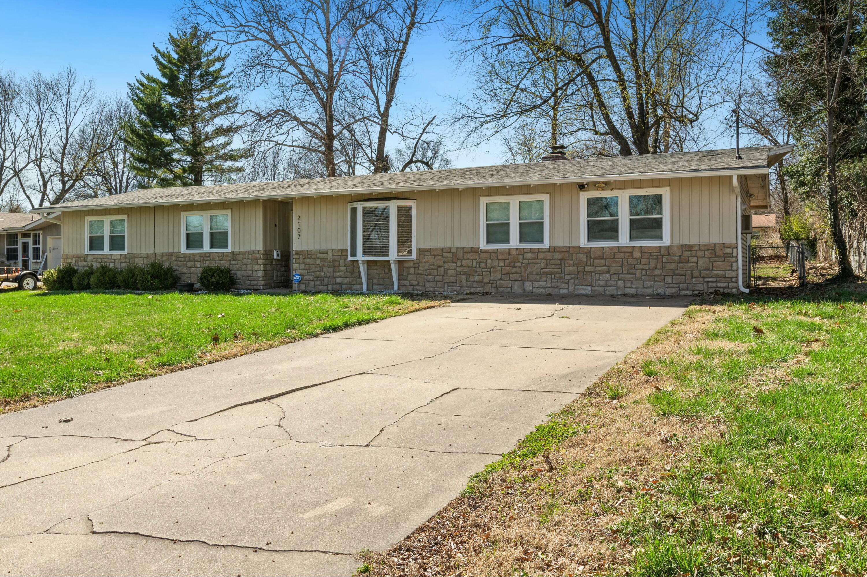 2107 South Oak Grove Avenue Property Photo 3
