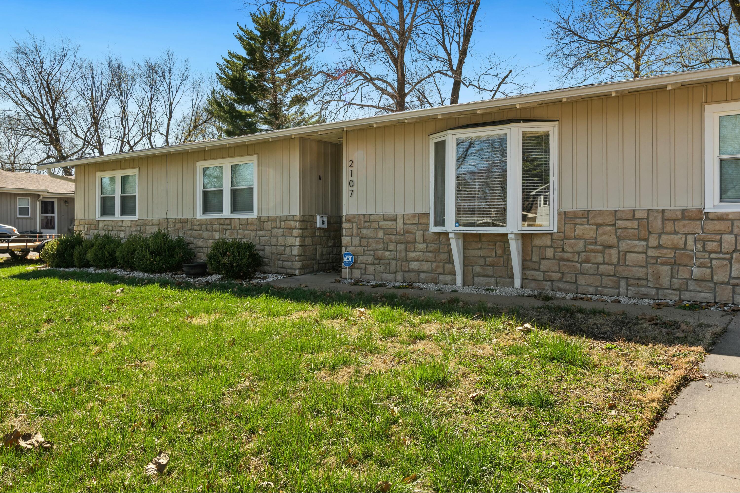 2107 South Oak Grove Avenue Property Photo 4