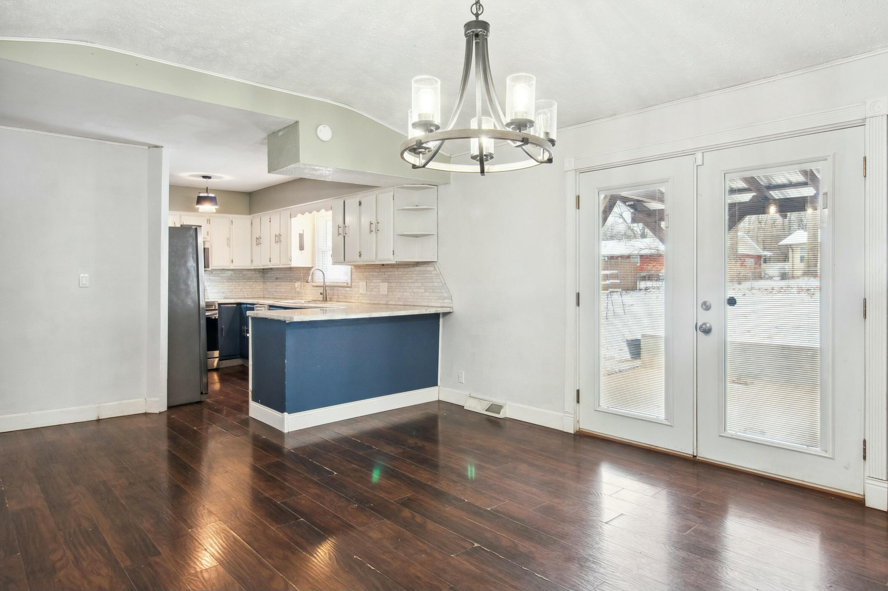 2107 South Oak Grove Avenue Property Photo 9