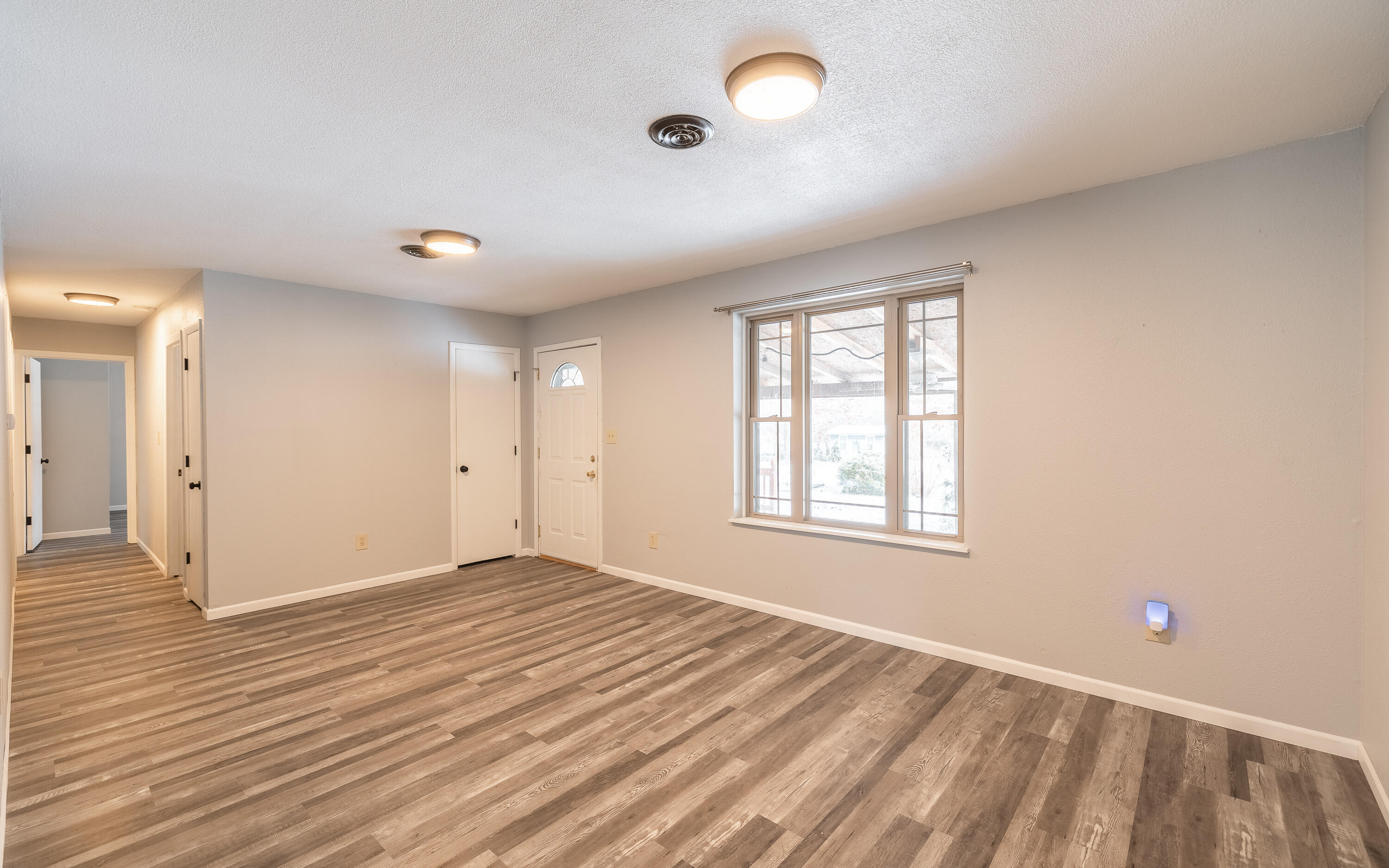 14467 Worth Lane Property Photo 9