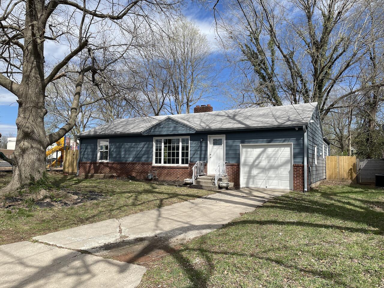 1836 South Robberson Avenue Property Photo 1