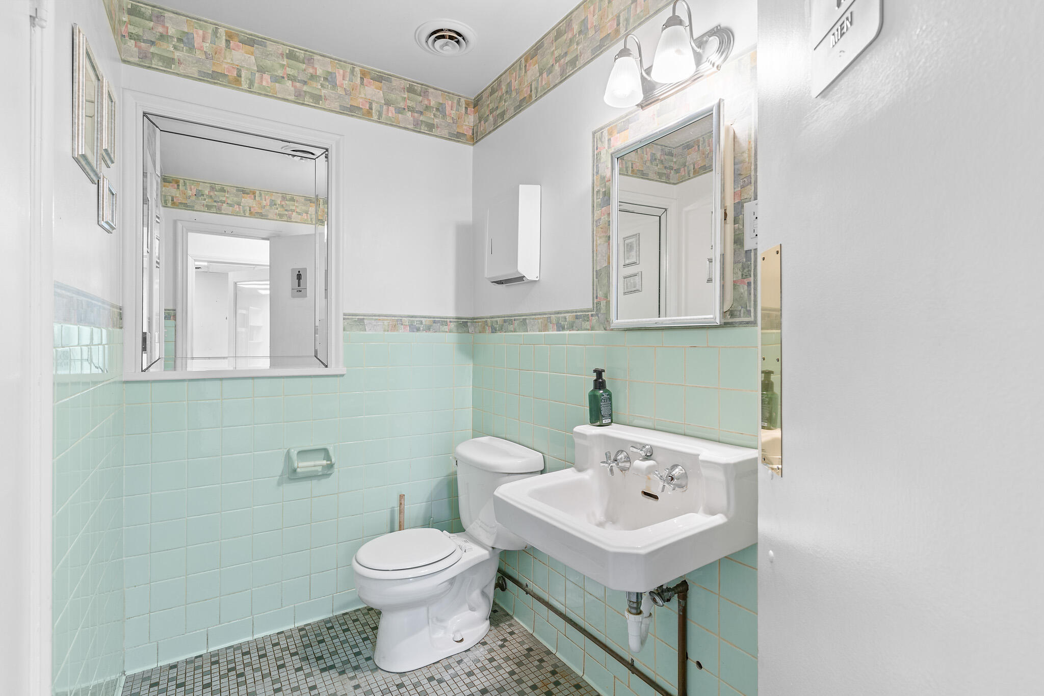 321 East Sunshine Street Property Photo 29