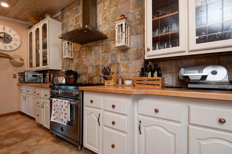 2351 Severs Road Property Photo 14