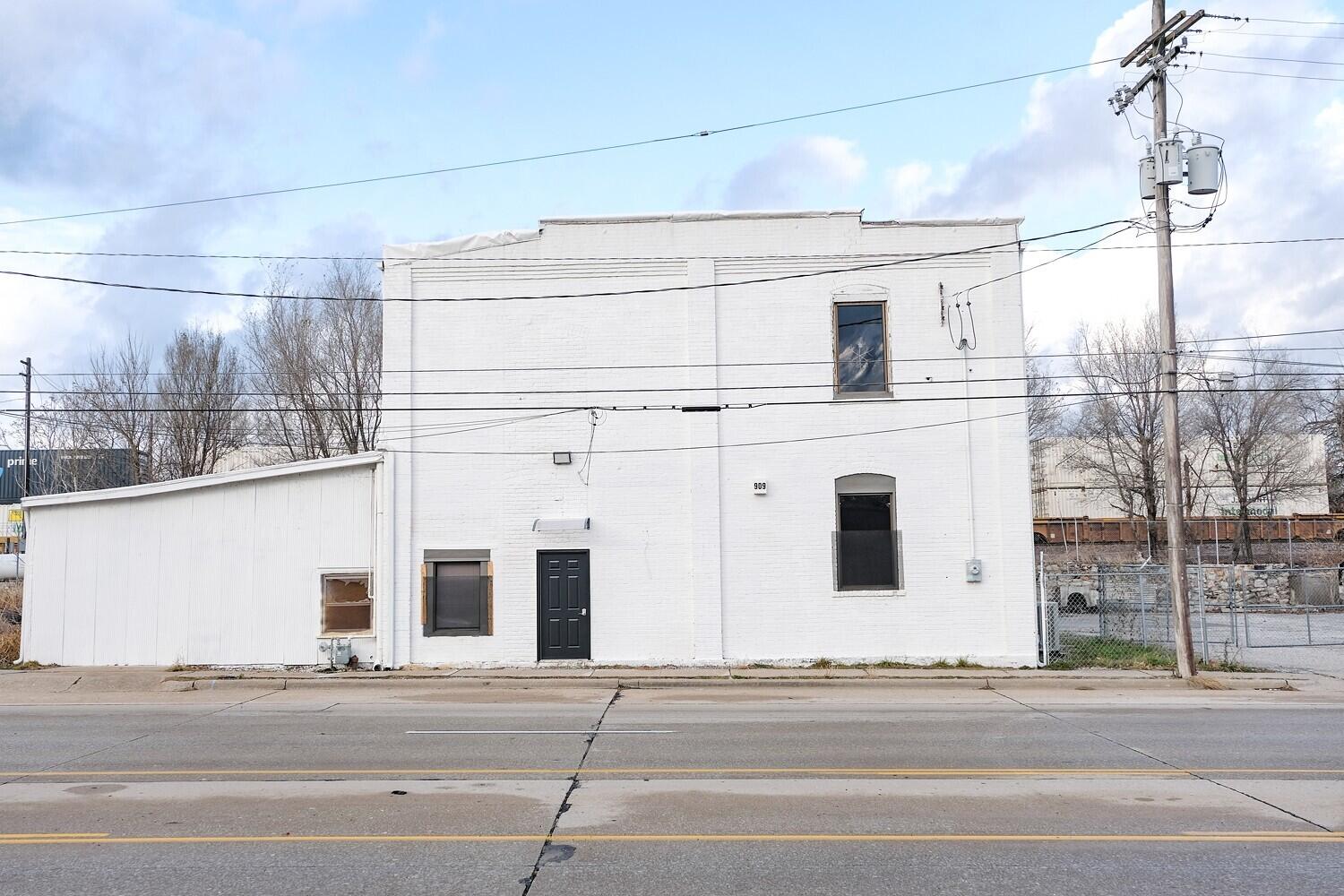 909 West Commercial Street Property Photo 3