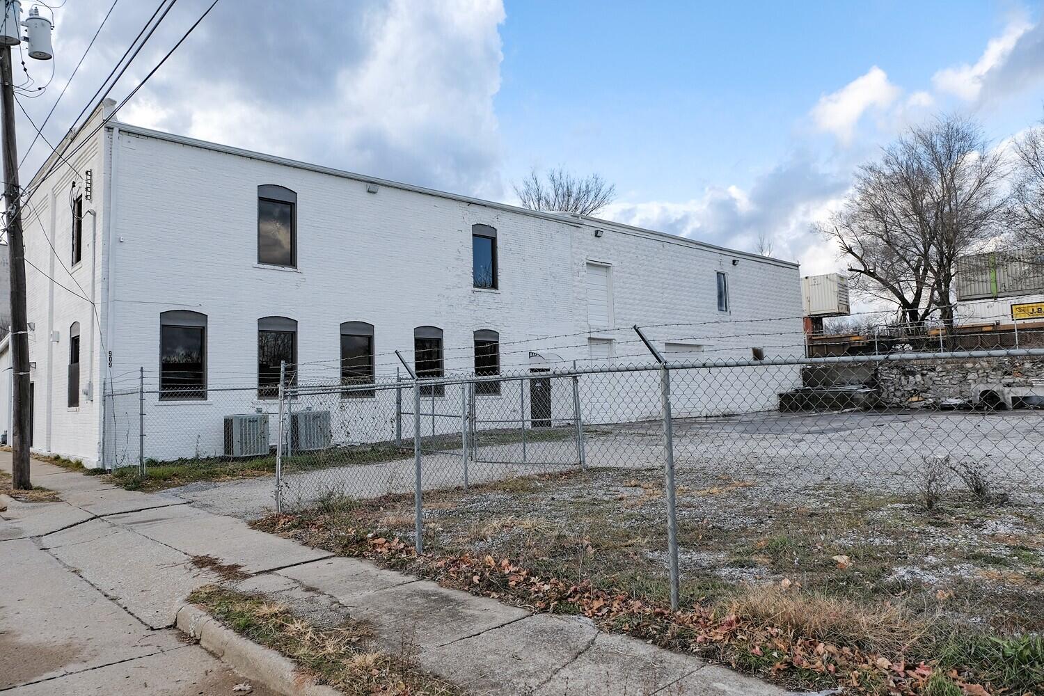 909 West Commercial Street Property Photo 4