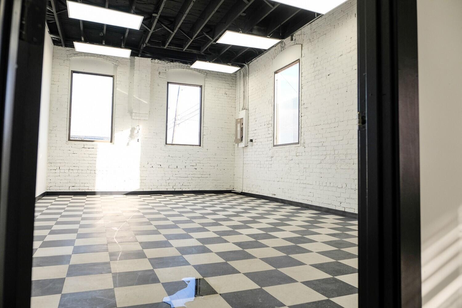 909 West Commercial Street Property Photo 9