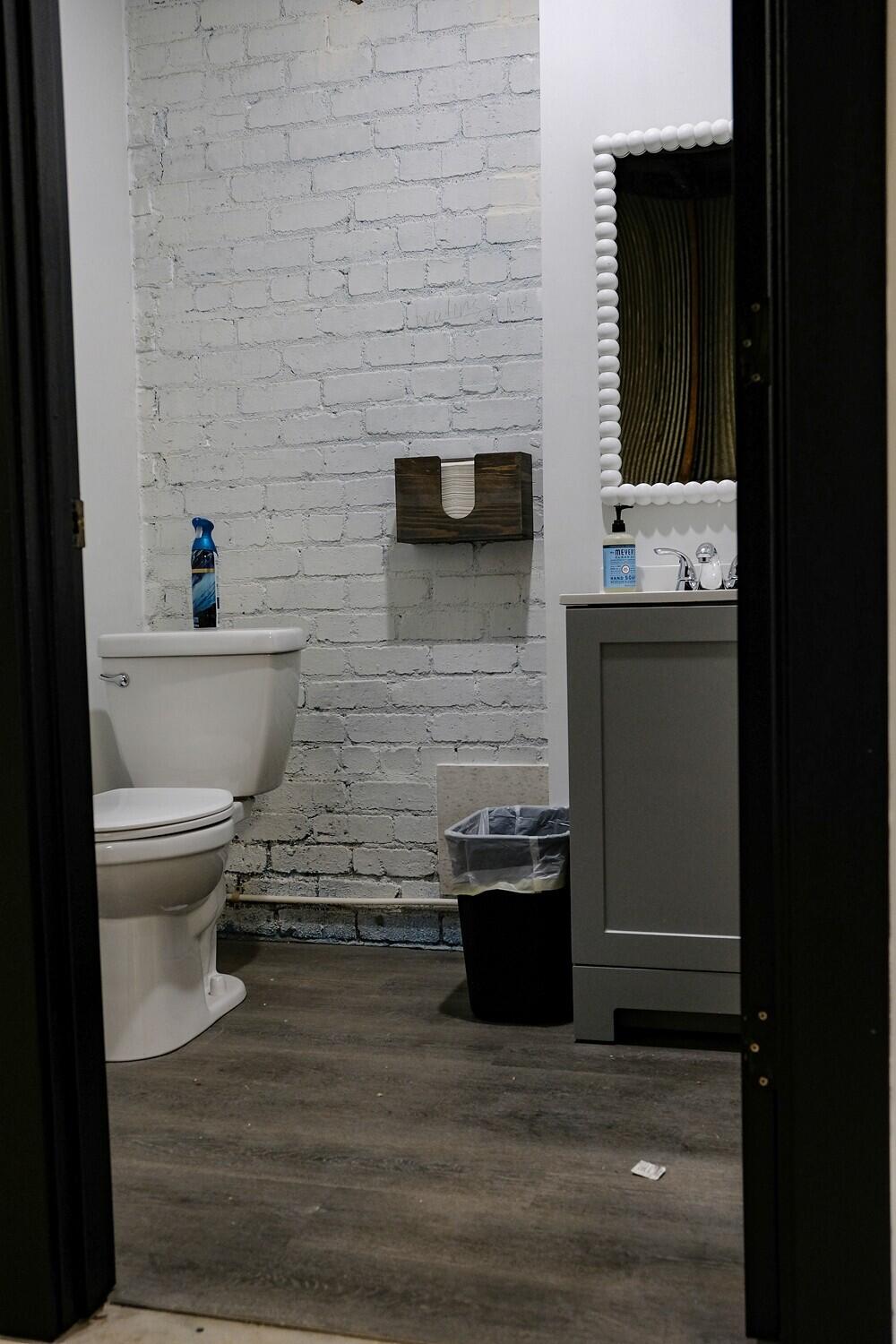 909 West Commercial Street Property Photo 12