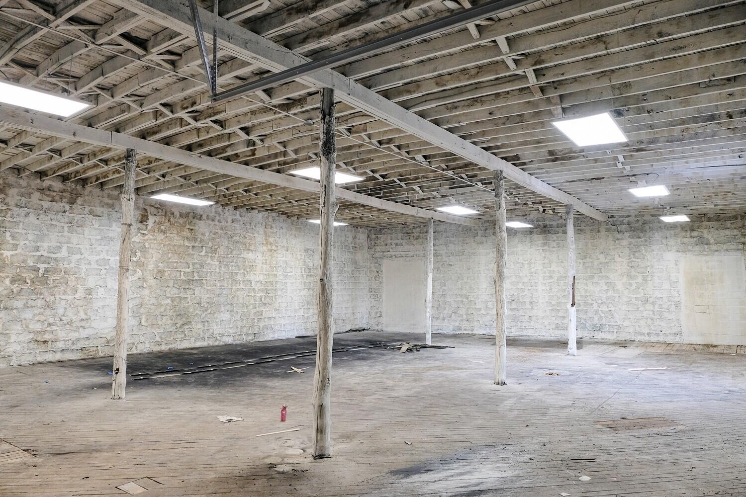 909 West Commercial Street Property Photo 17
