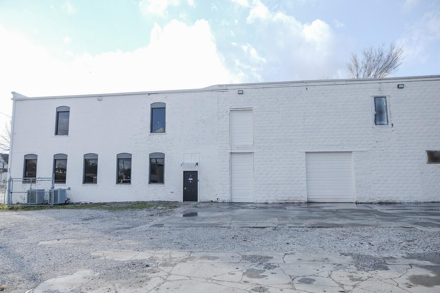 909 West Commercial Street Property Photo 1