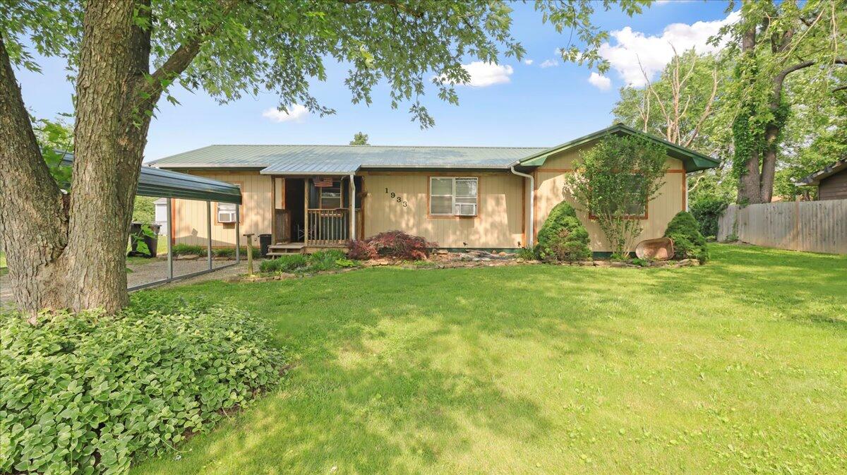1933 Lynn Drive Property Photo 1