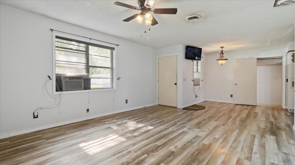 1933 Lynn Drive Property Photo 6