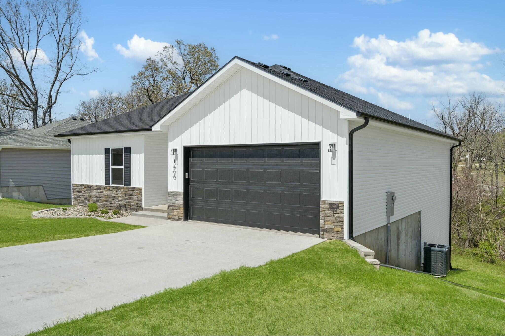 1600 West Brook Street Property Photo 3