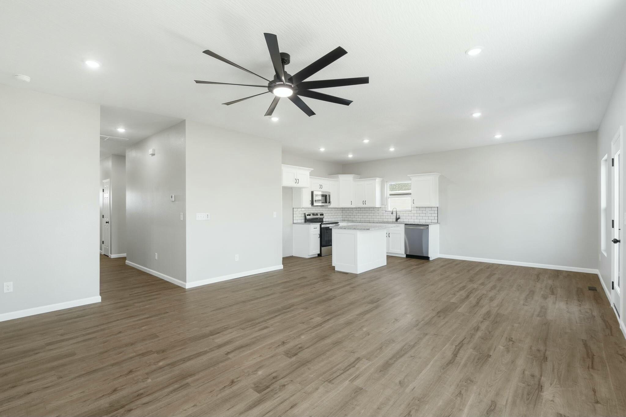 1600 West Brook Street Property Photo 8