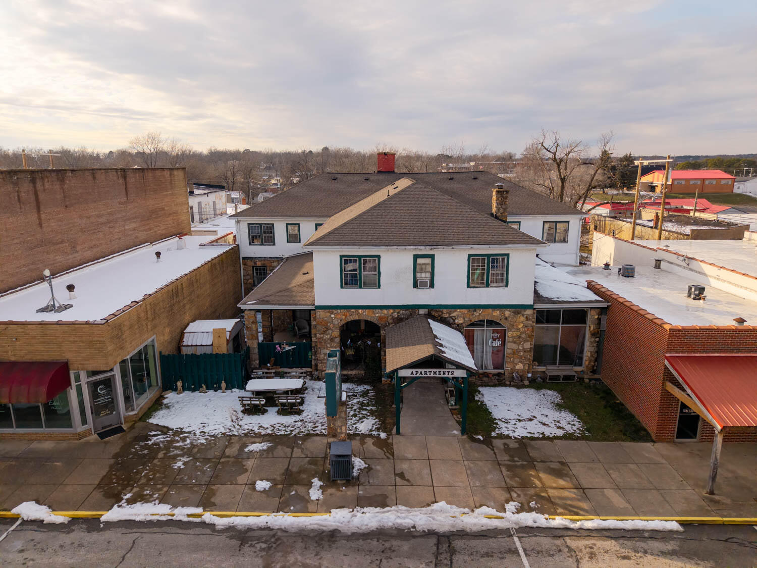 211 South Grand Avenue Property Photo 8