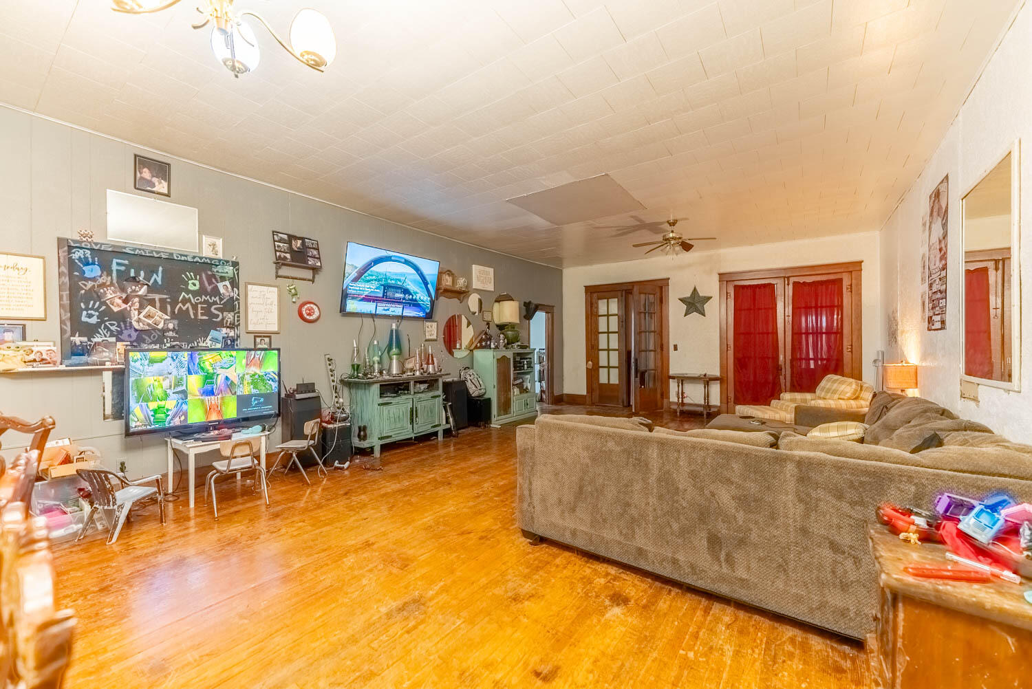 211 South Grand Avenue Property Photo 34