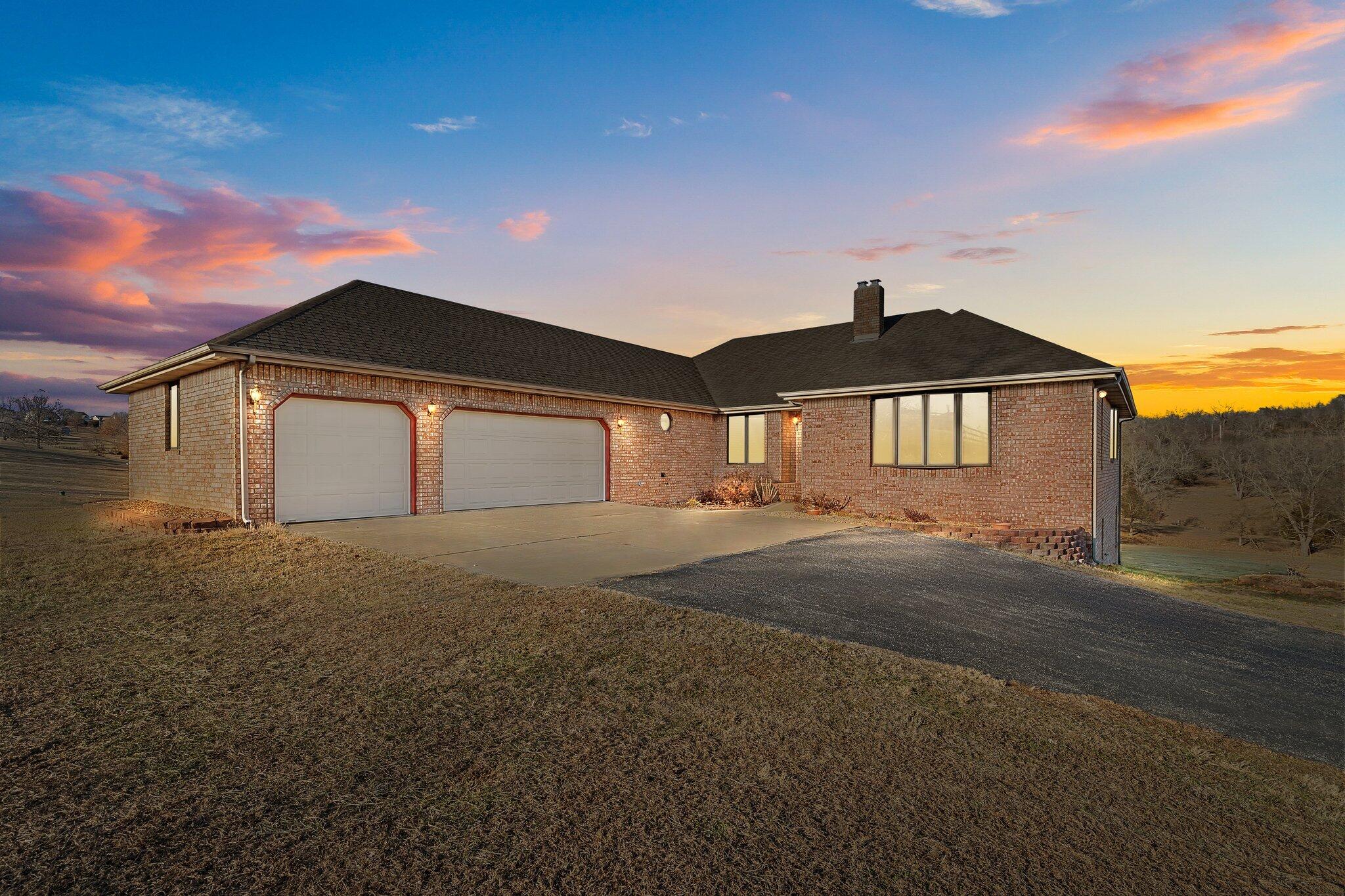 785 East River Bluff Drive Property Photo 1