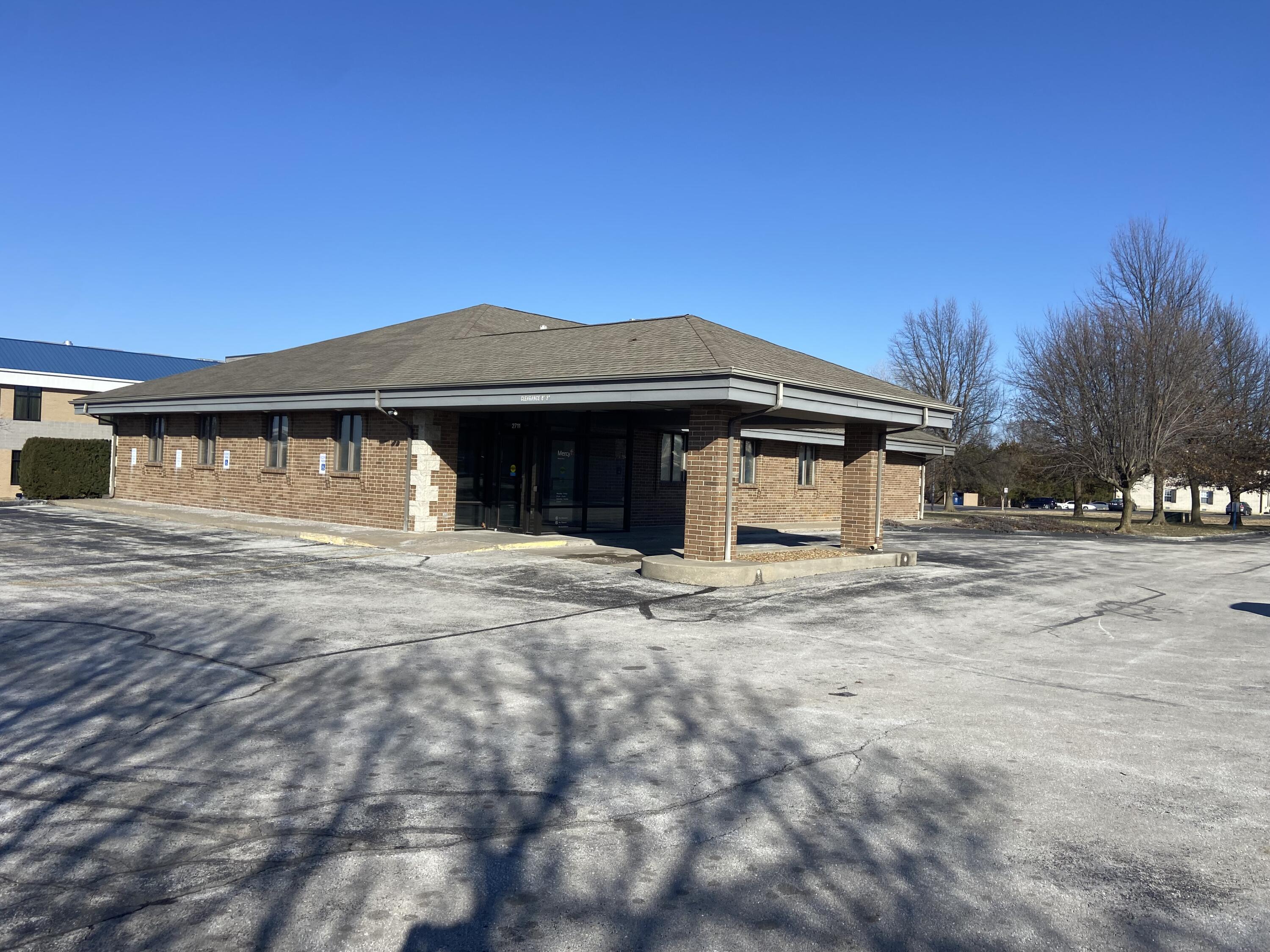 2711 South Meadowbrook Avenue Property Photo 3