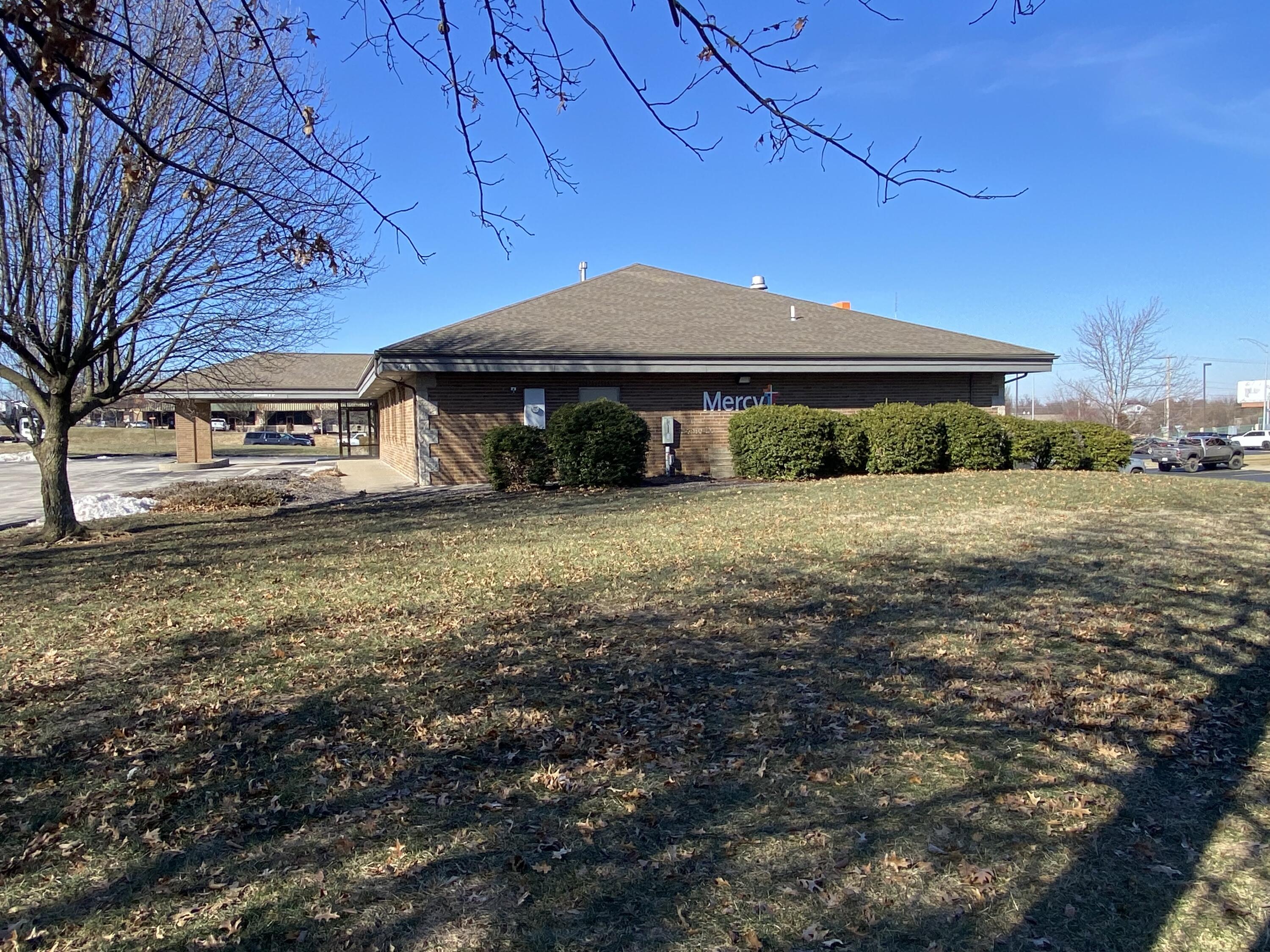2711 South Meadowbrook Avenue Property Photo 4