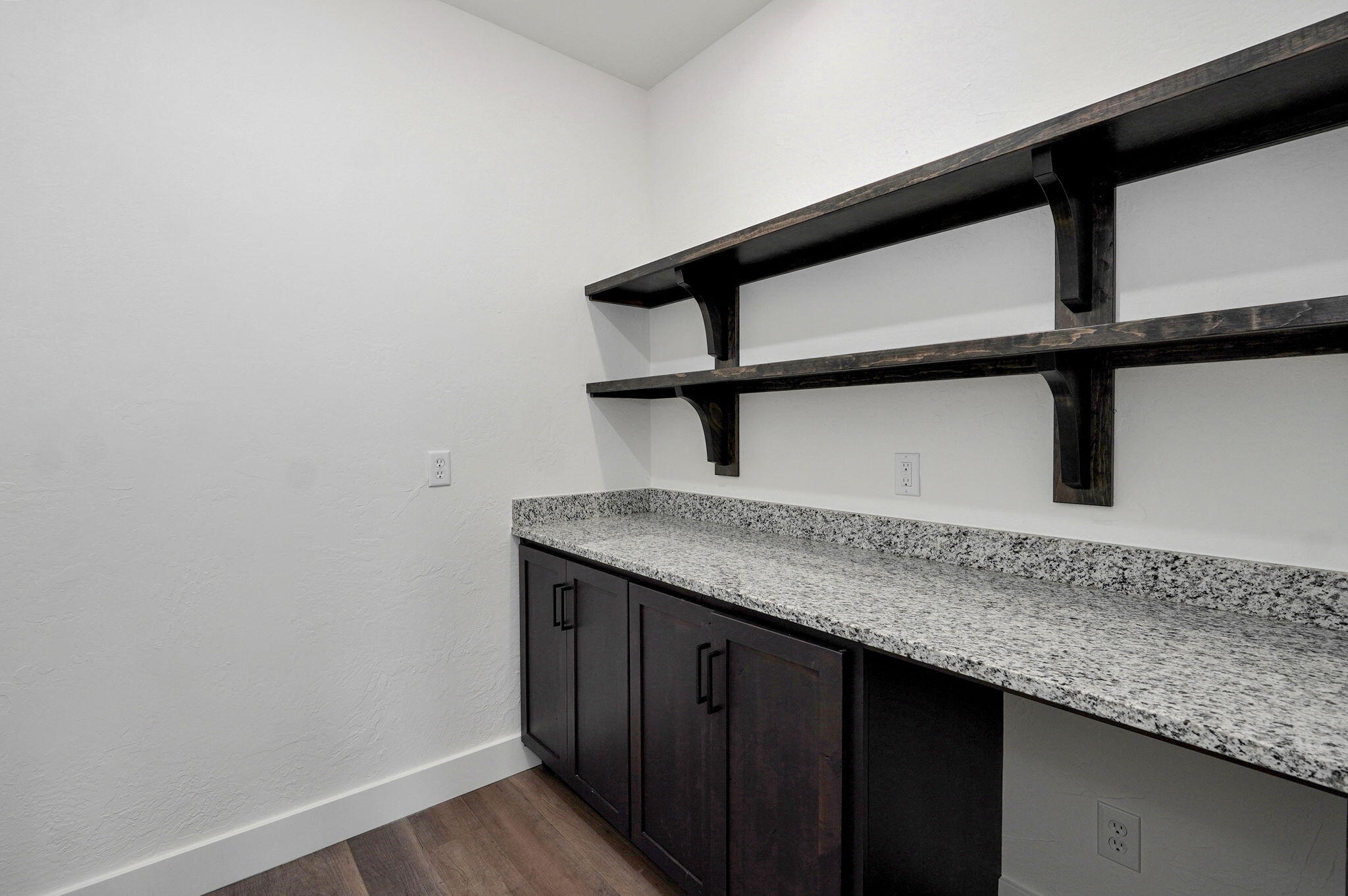 4850 South Sycamore Avenue Property Photo 8