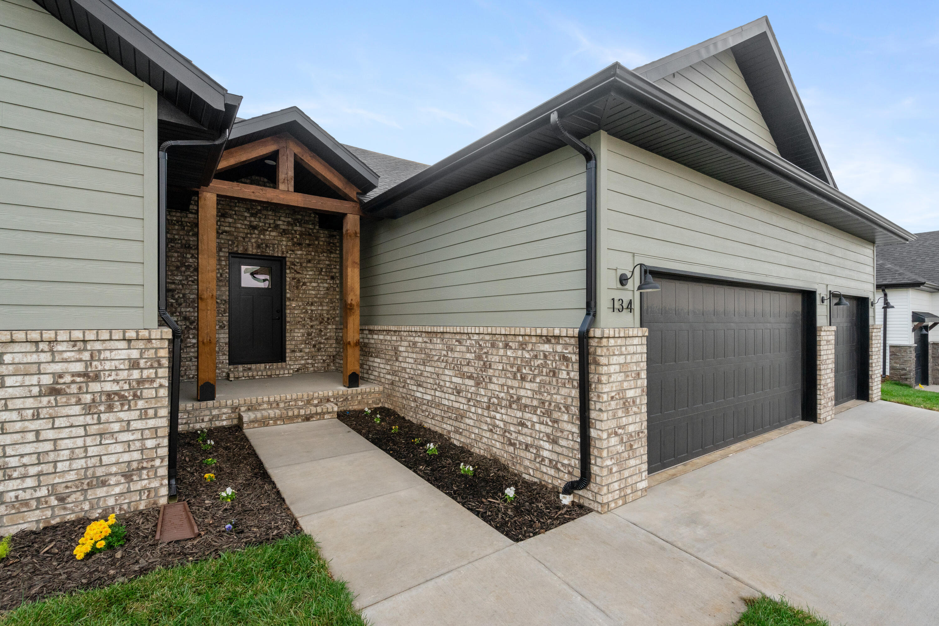 127 East Kelce Lane Property Photo 3