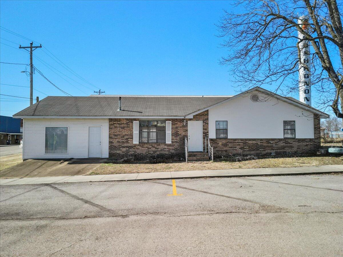 301 Luyster Street Property Photo