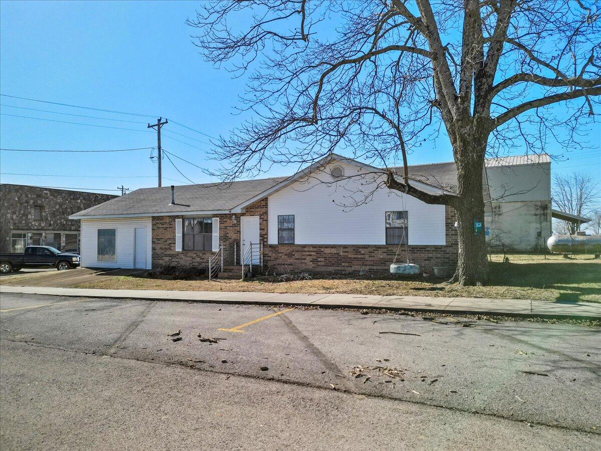 301 Luyster Street Property Photo 2