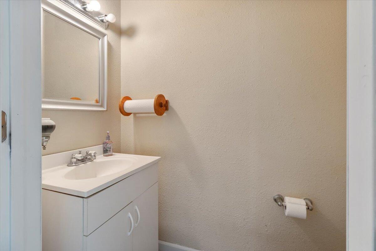 301 Luyster Street Property Photo 9