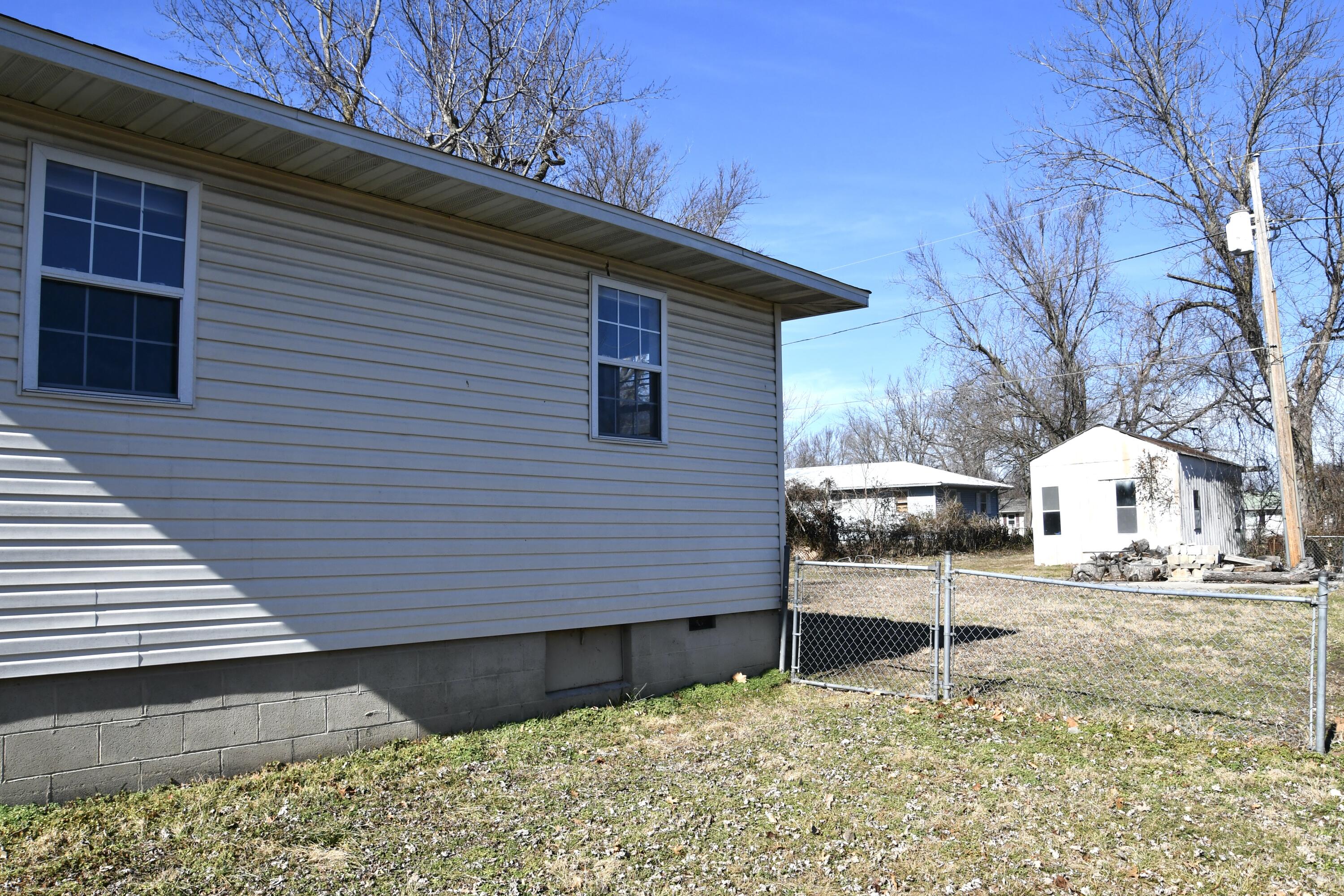 705 West Hughs Street Property Photo 4