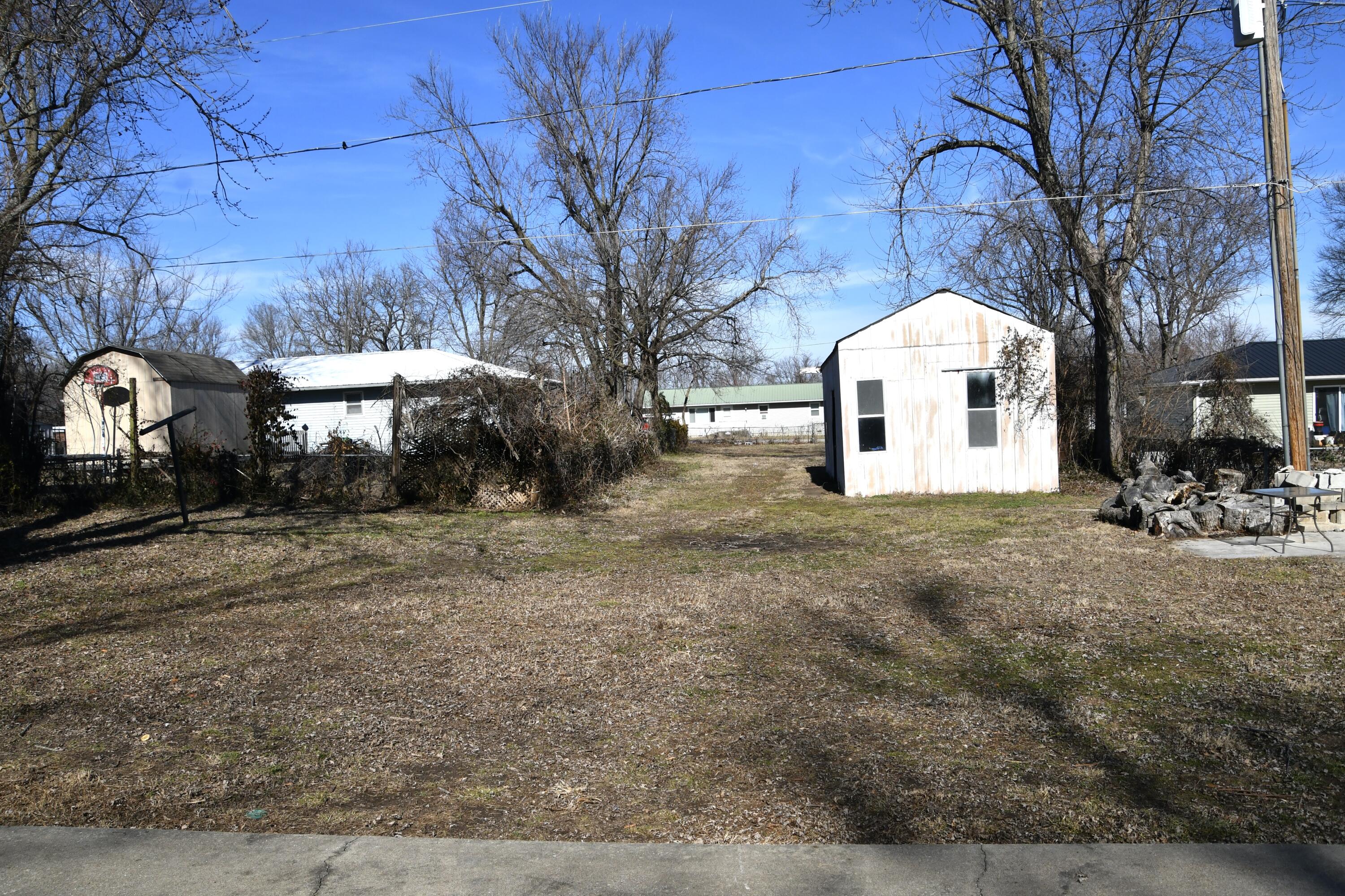 705 West Hughs Street Property Photo 22