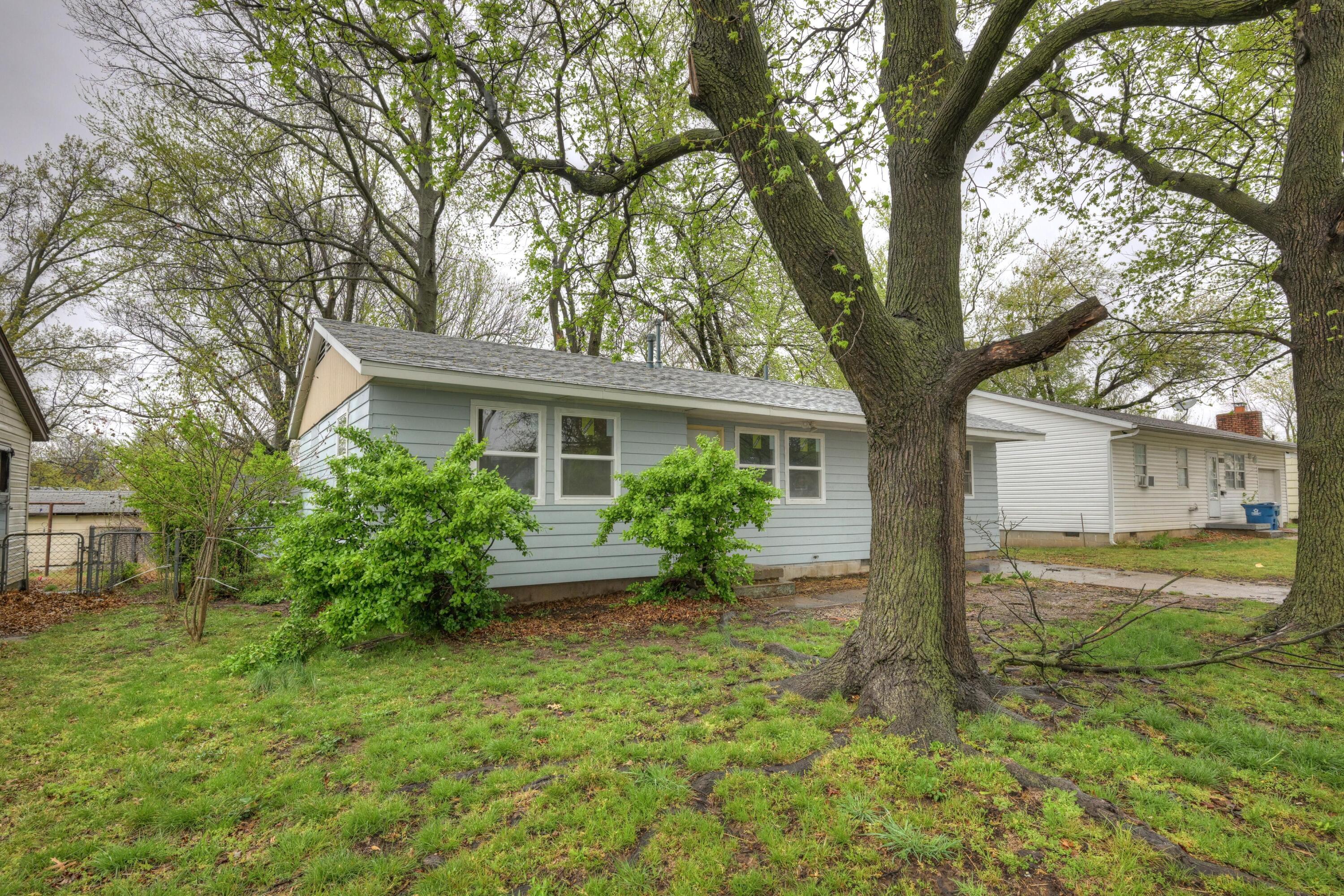830 South Saint Louis Avenue Property Photo 2