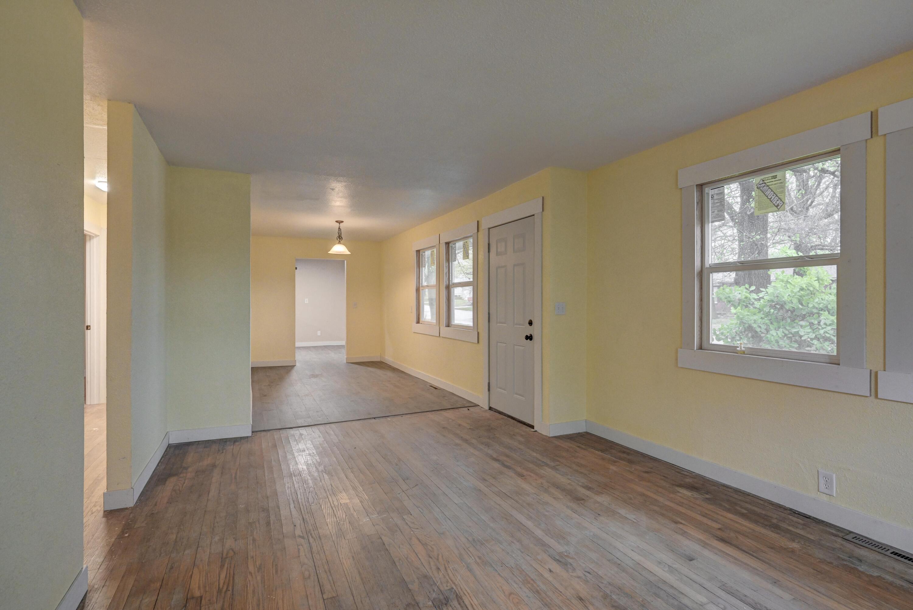 830 South Saint Louis Avenue Property Photo 6