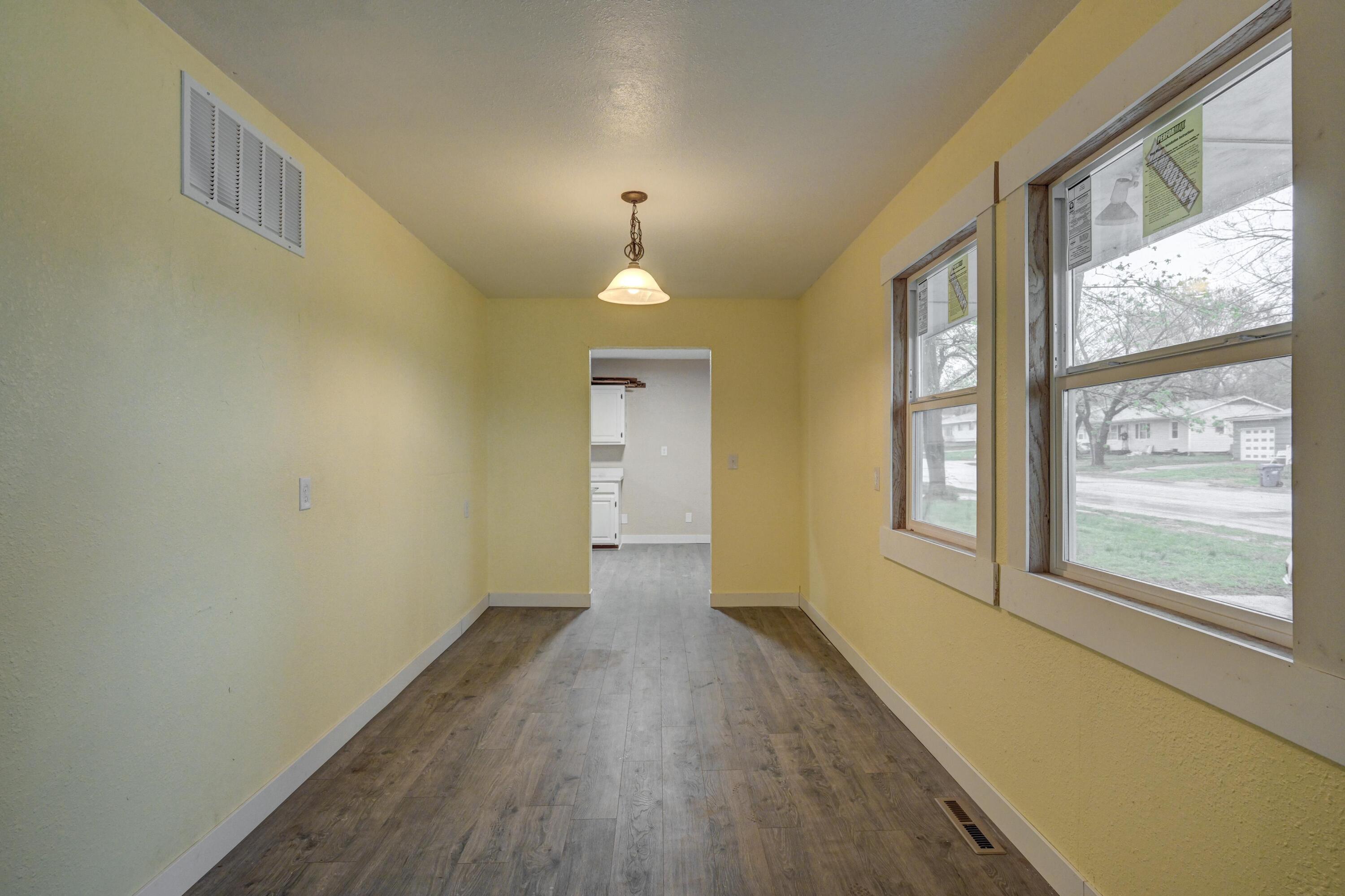 830 South Saint Louis Avenue Property Photo 7