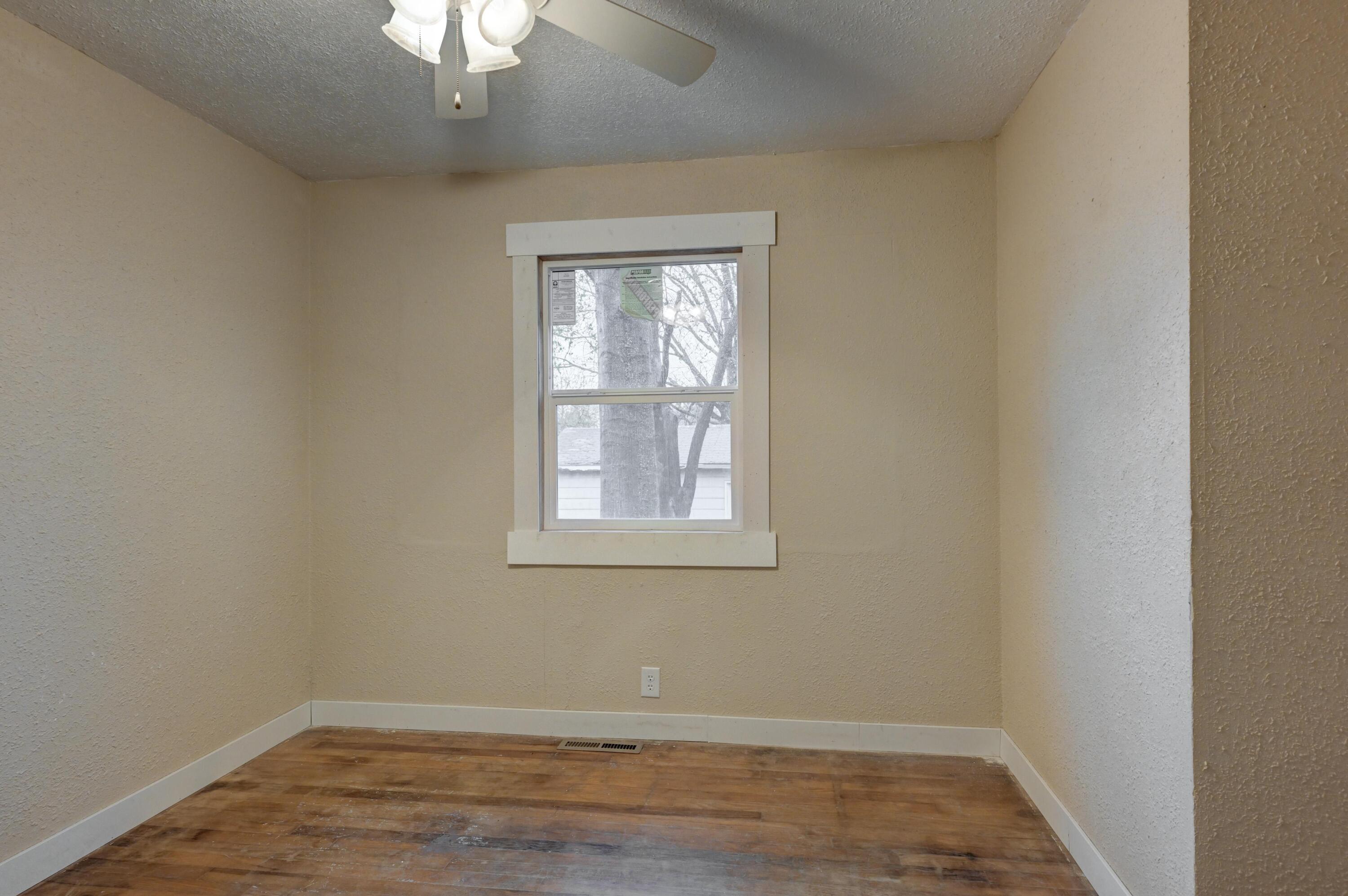 830 South Saint Louis Avenue Property Photo 15