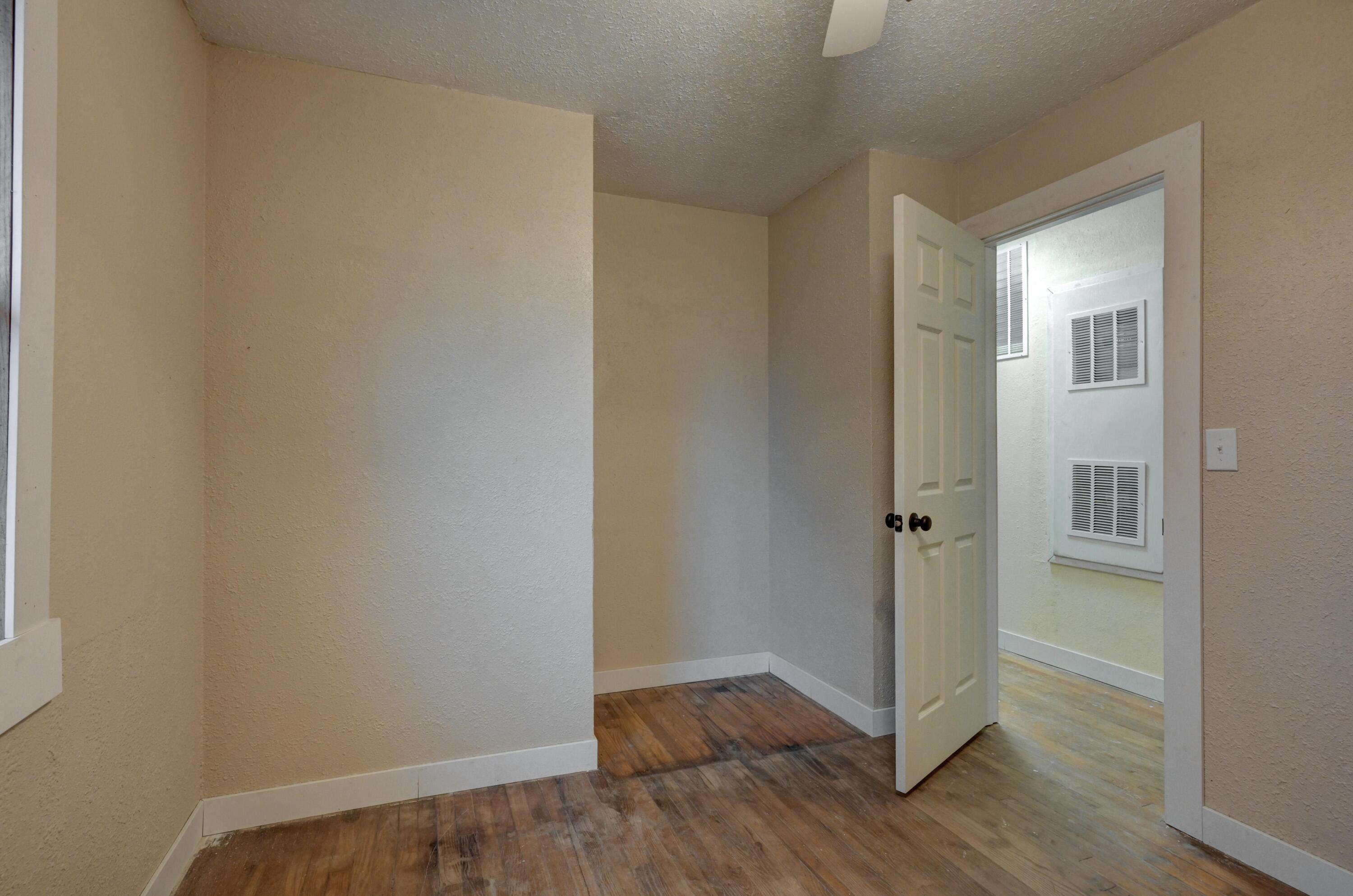 830 South Saint Louis Avenue Property Photo 16