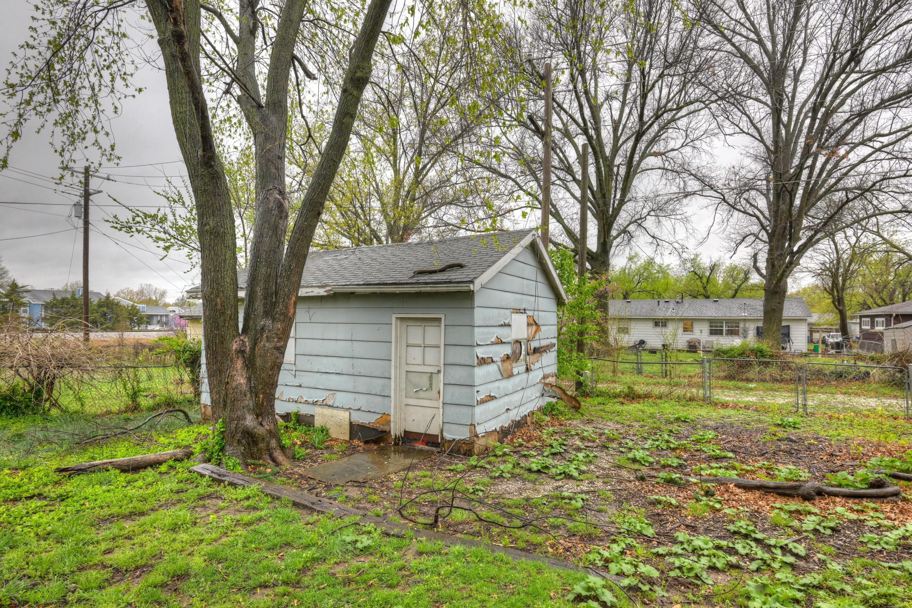 830 South Saint Louis Avenue Property Photo 26