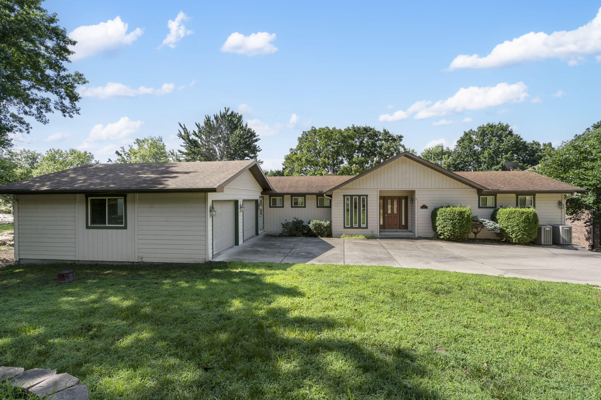 374 Lakefront Circle Property Photo 2