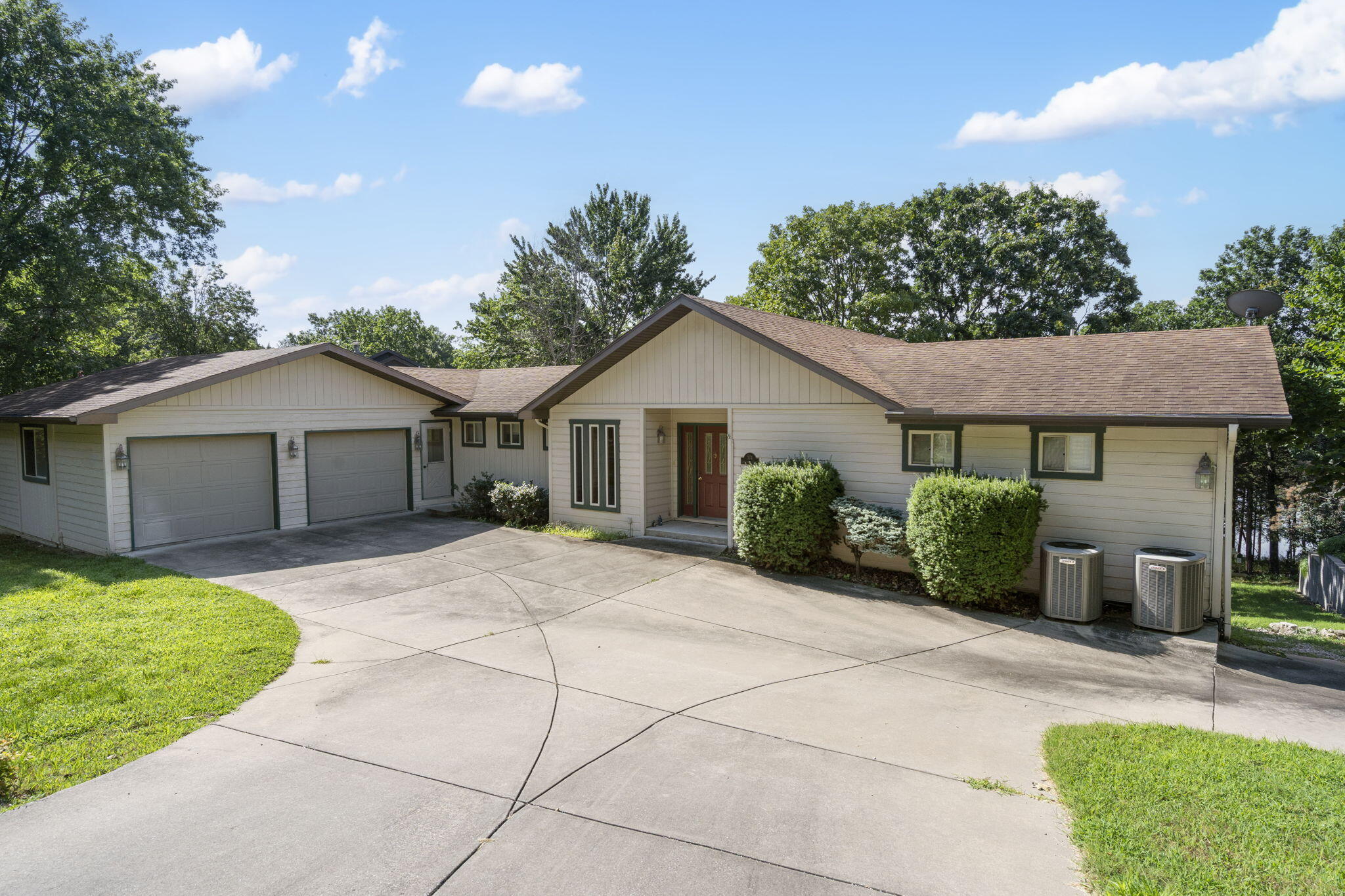 374 Lakefront Circle Property Photo 3