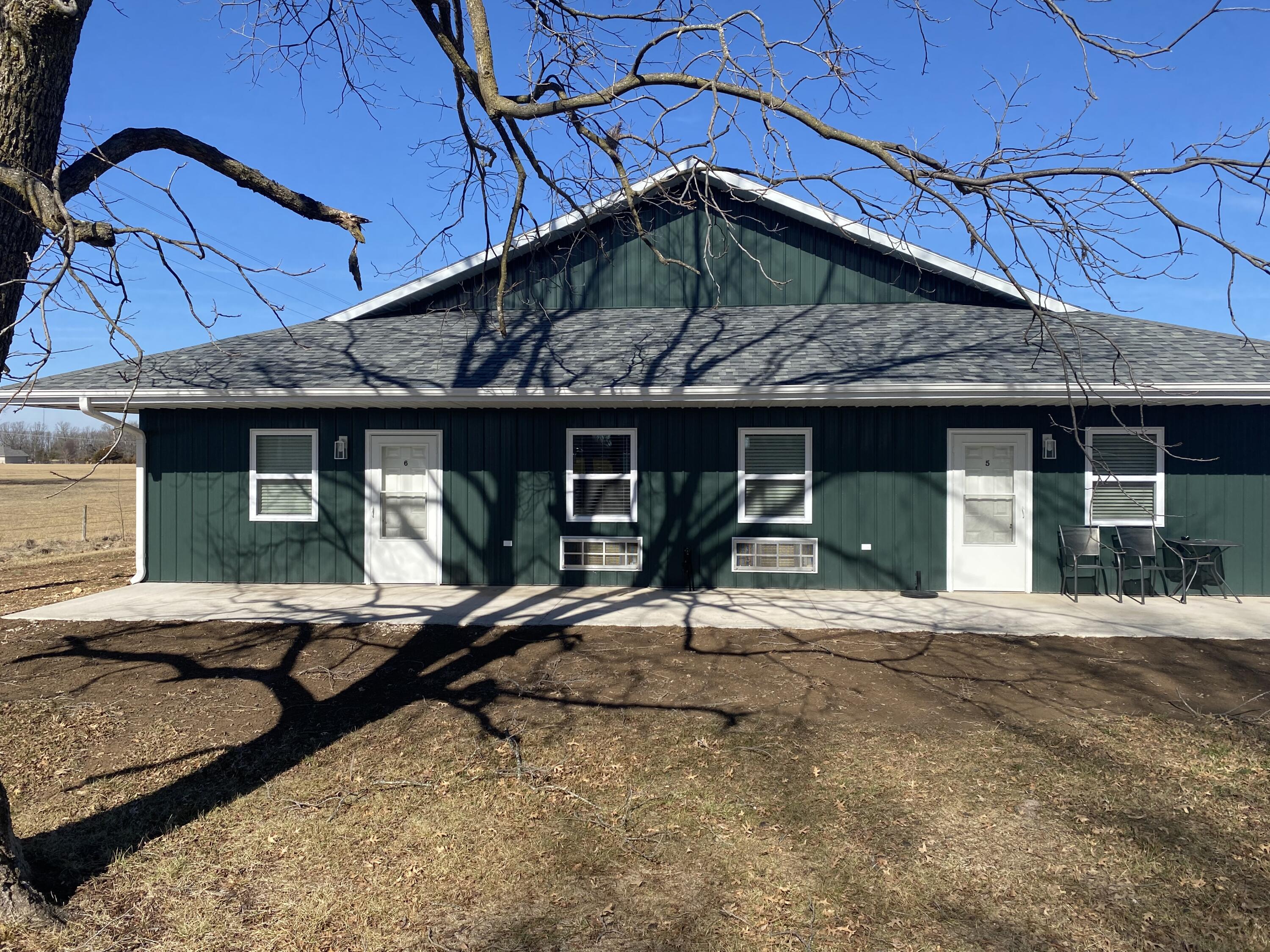 885 West Thoroughfare Street Property Photo 3