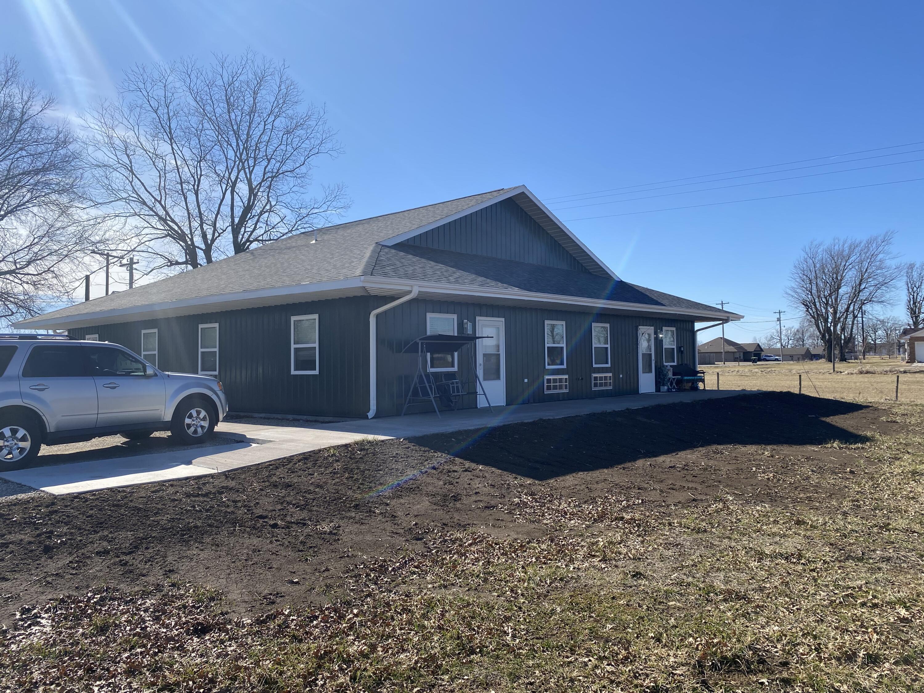 885 West Thoroughfare Street Property Photo 4