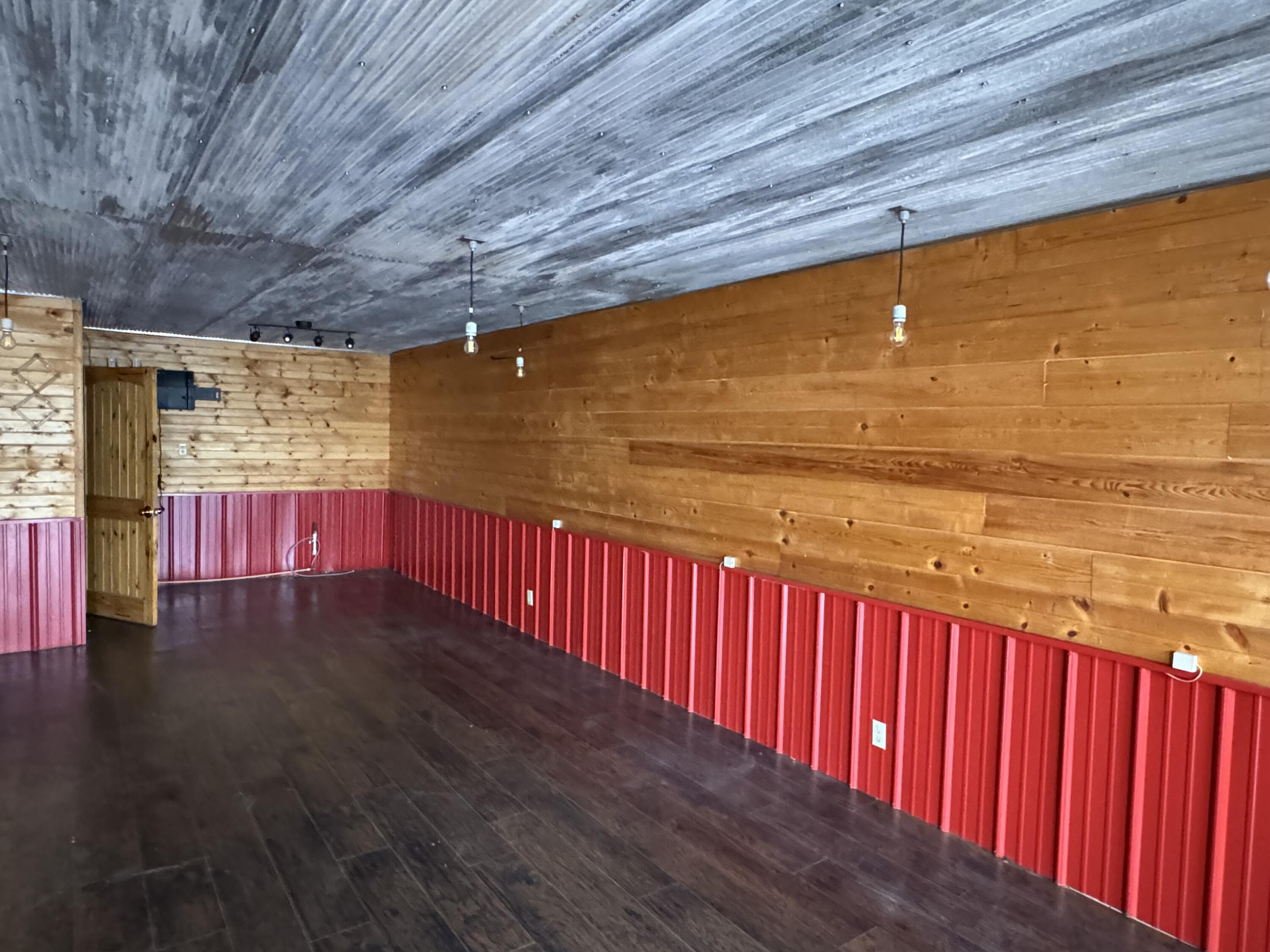 325 West Commercial Street Property Photo 7