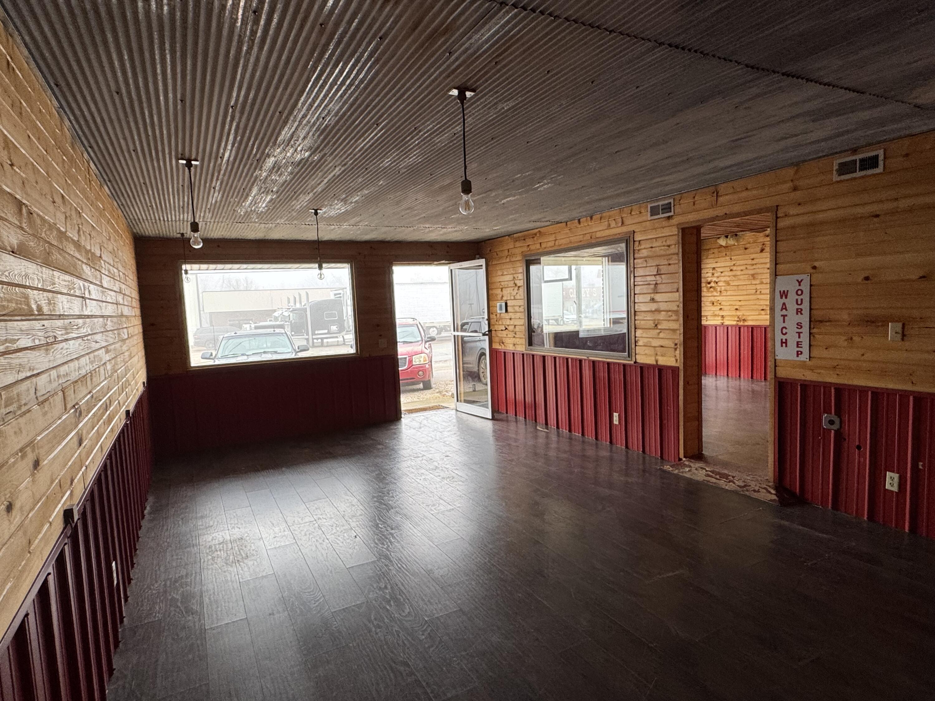 325 West Commercial Street Property Photo 9