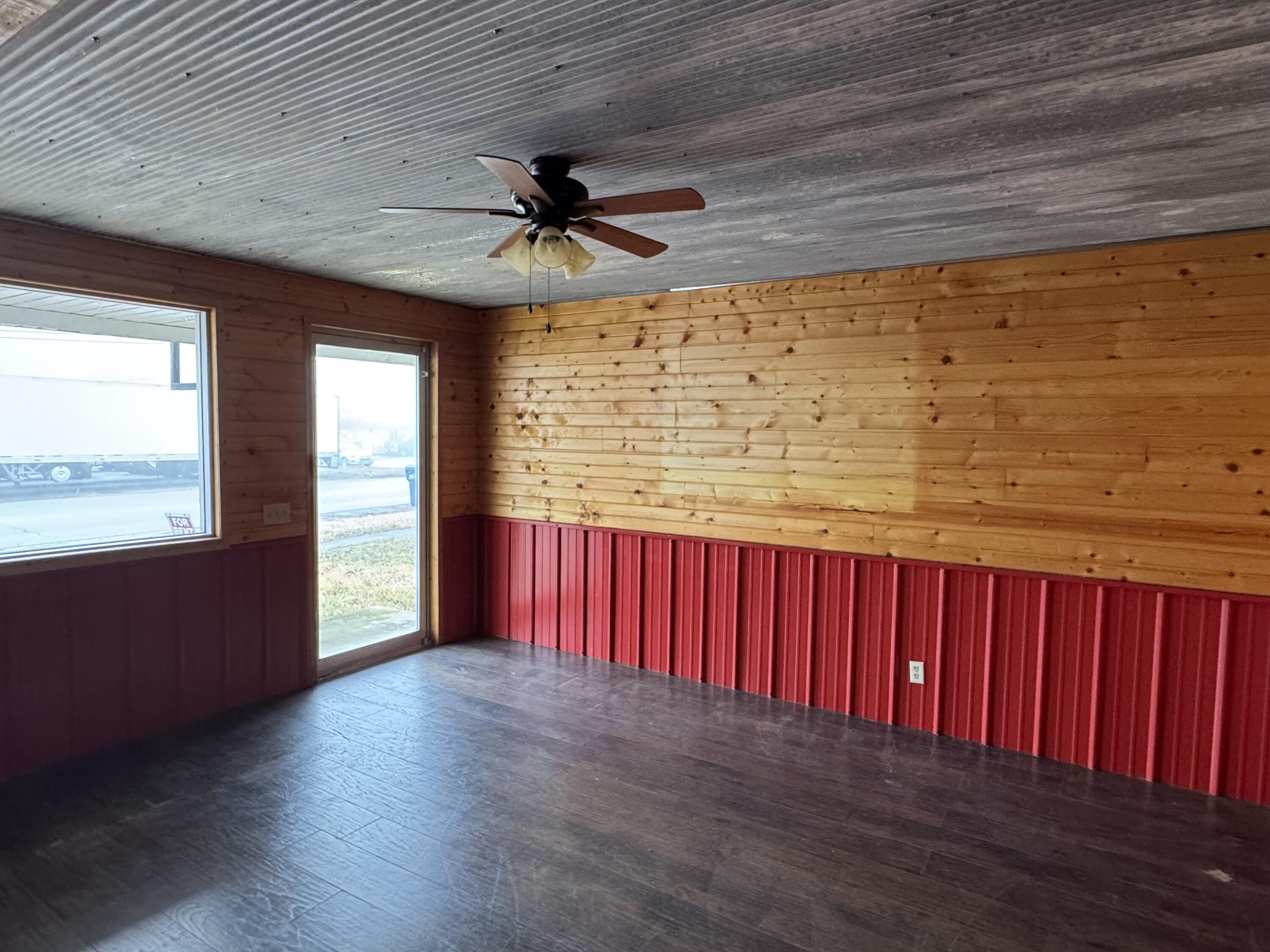 325 West Commercial Street Property Photo 10