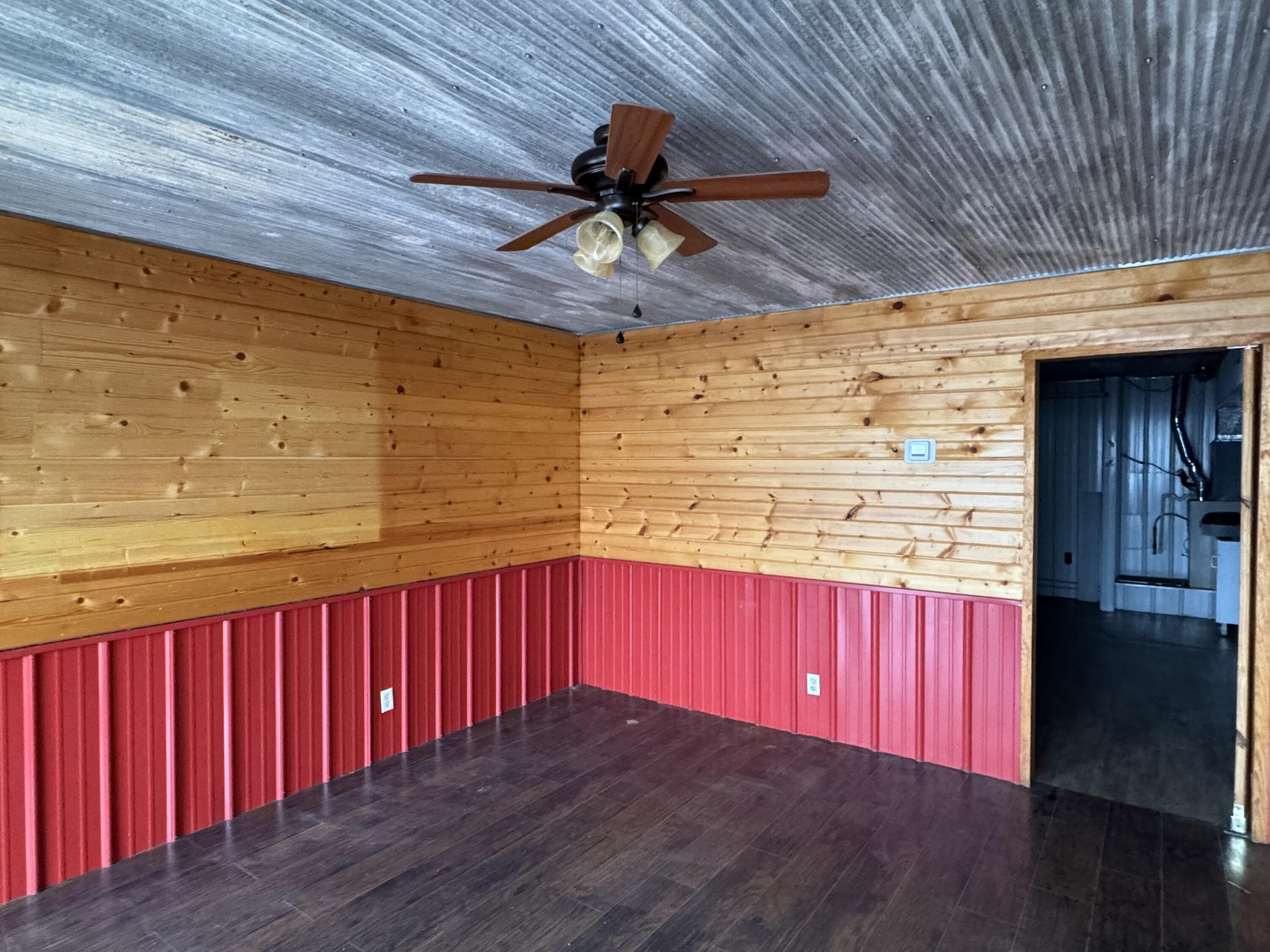 325 West Commercial Street Property Photo 11