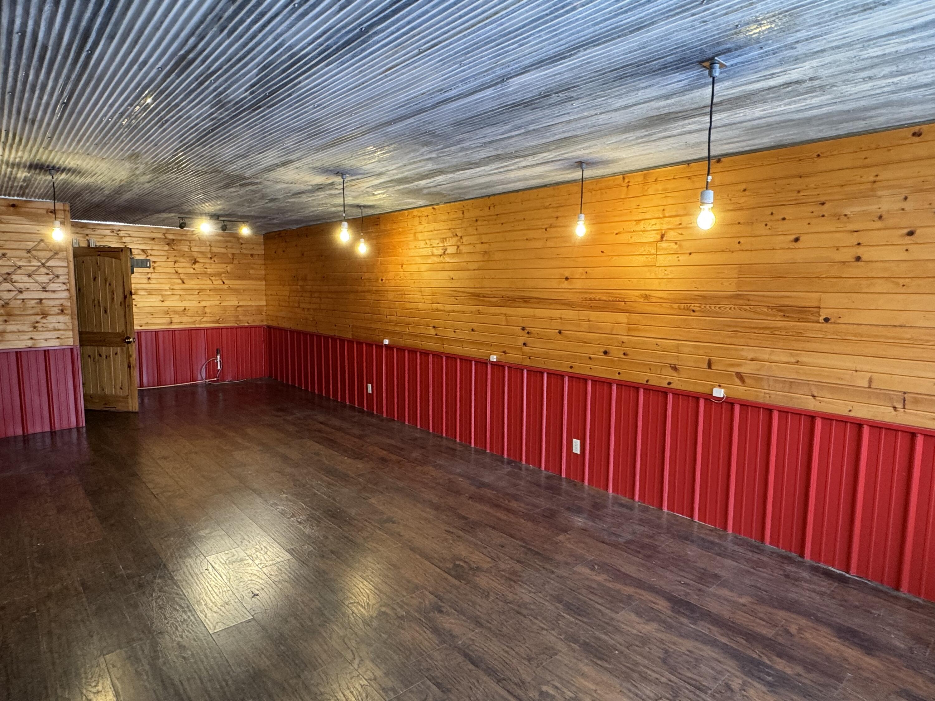 325 West Commercial Street Property Photo 13