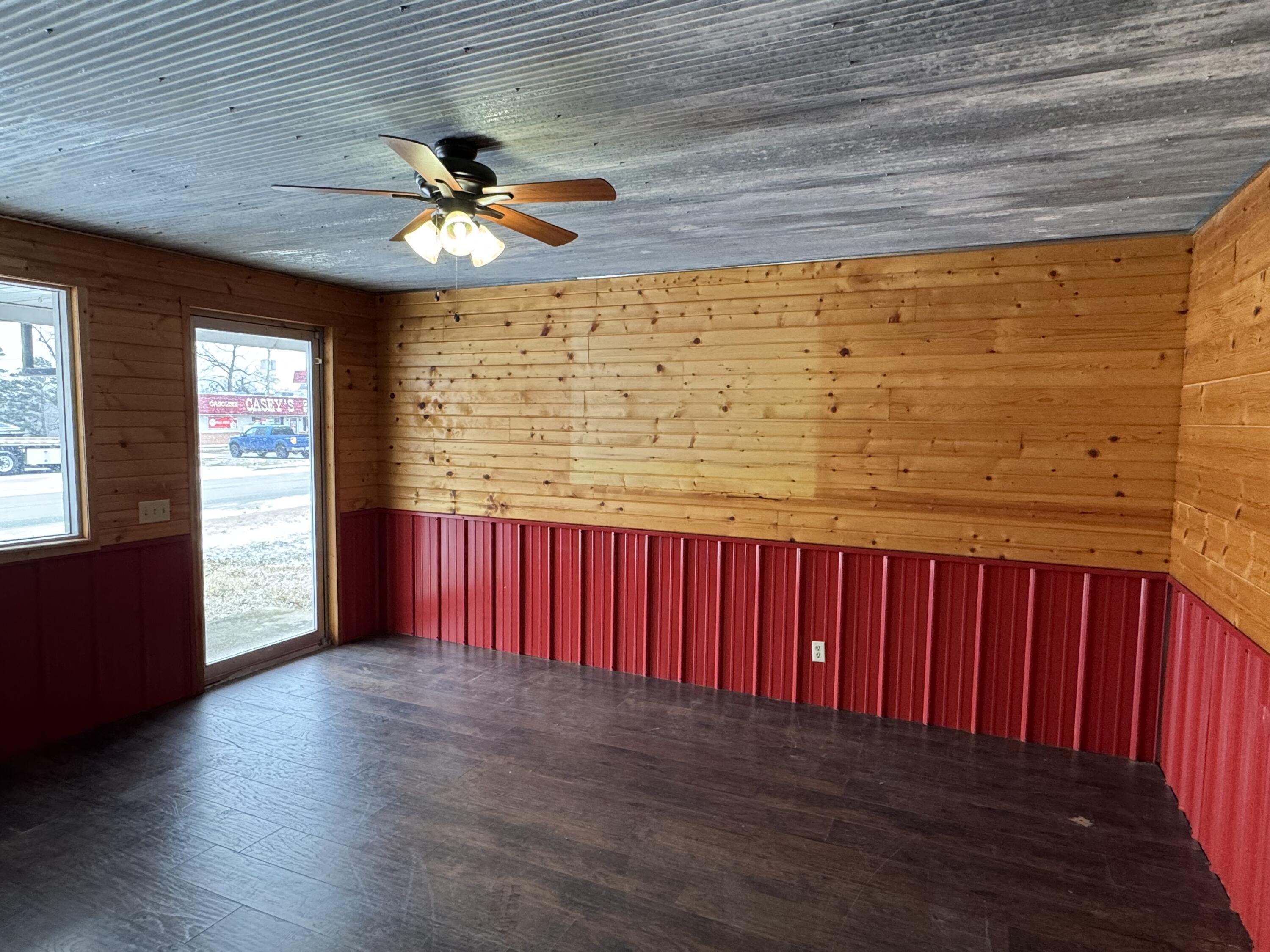 325 West Commercial Street Property Photo 14