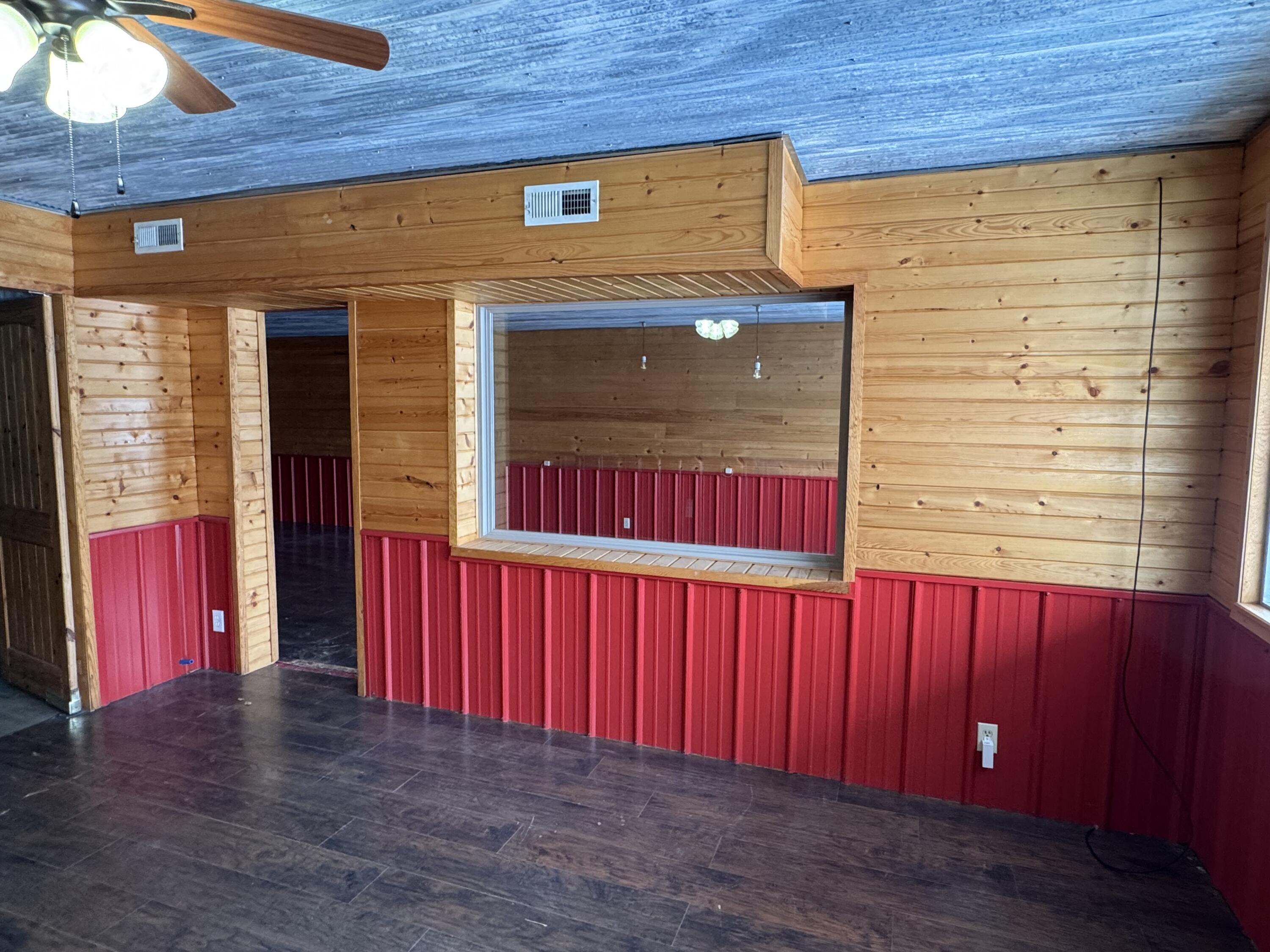 325 West Commercial Street Property Photo 15
