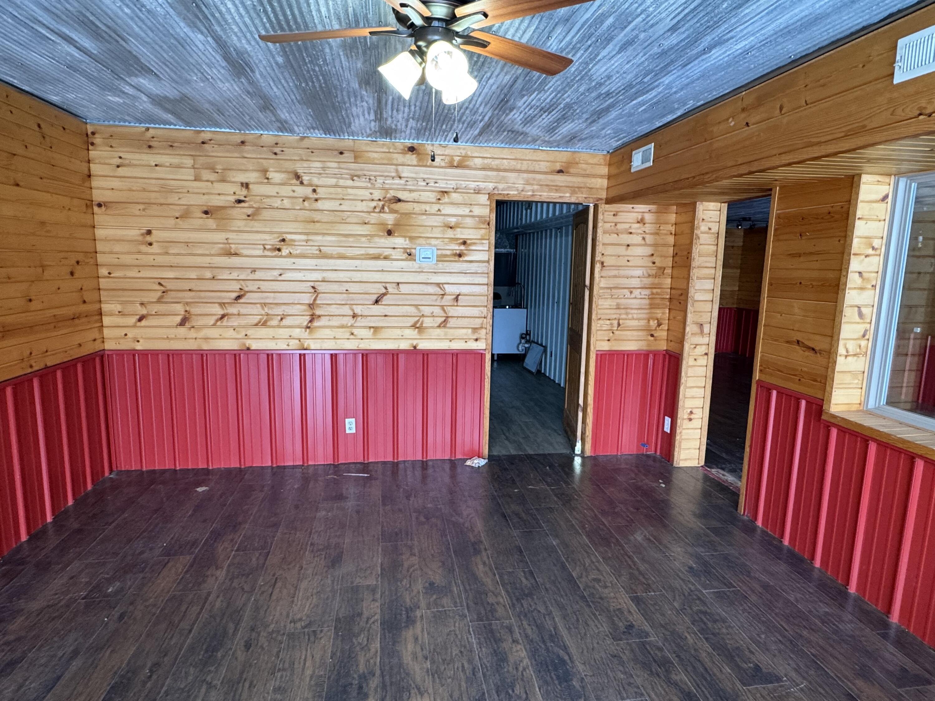 325 West Commercial Street Property Photo 16