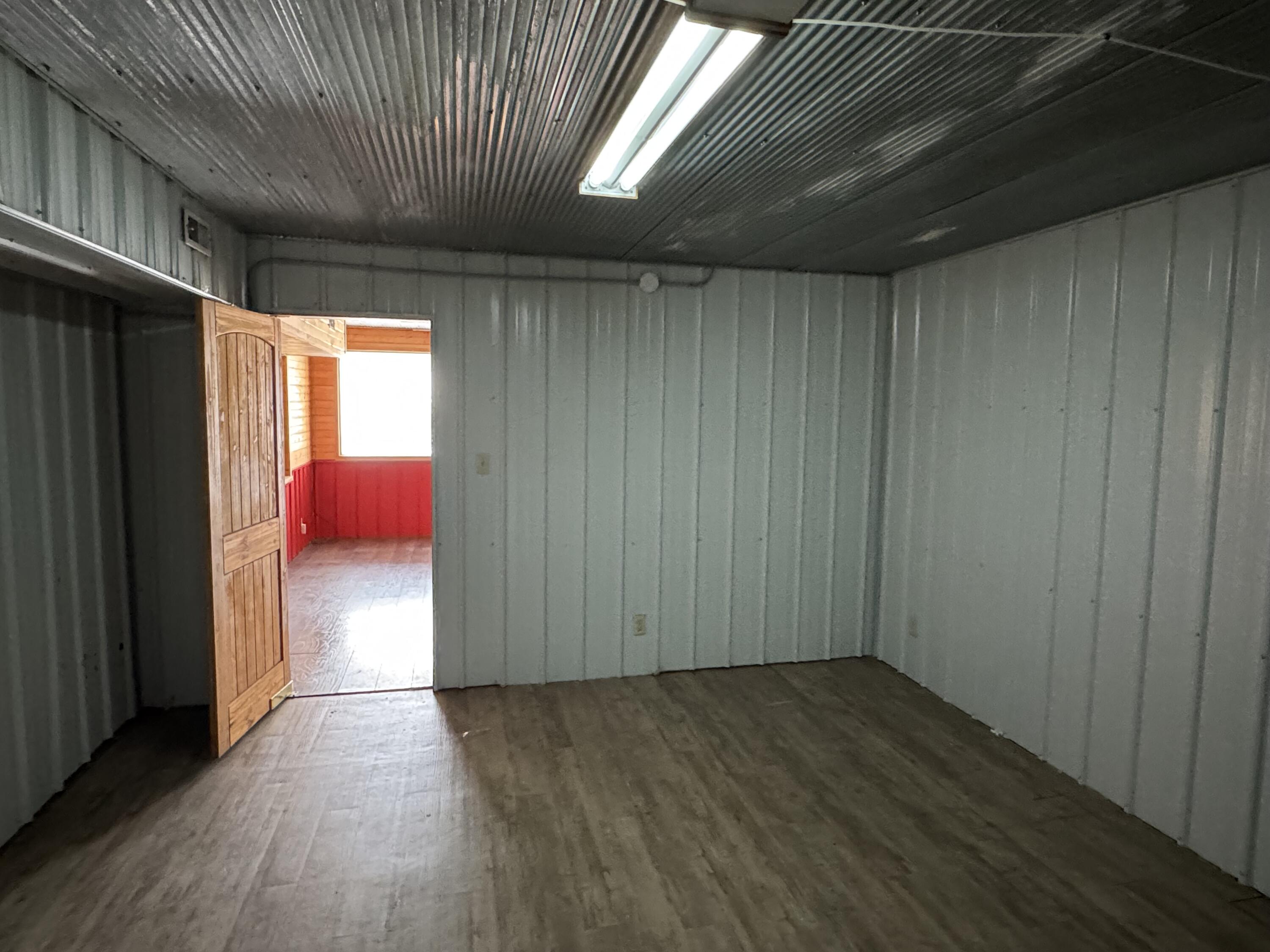 325 West Commercial Street Property Photo 17