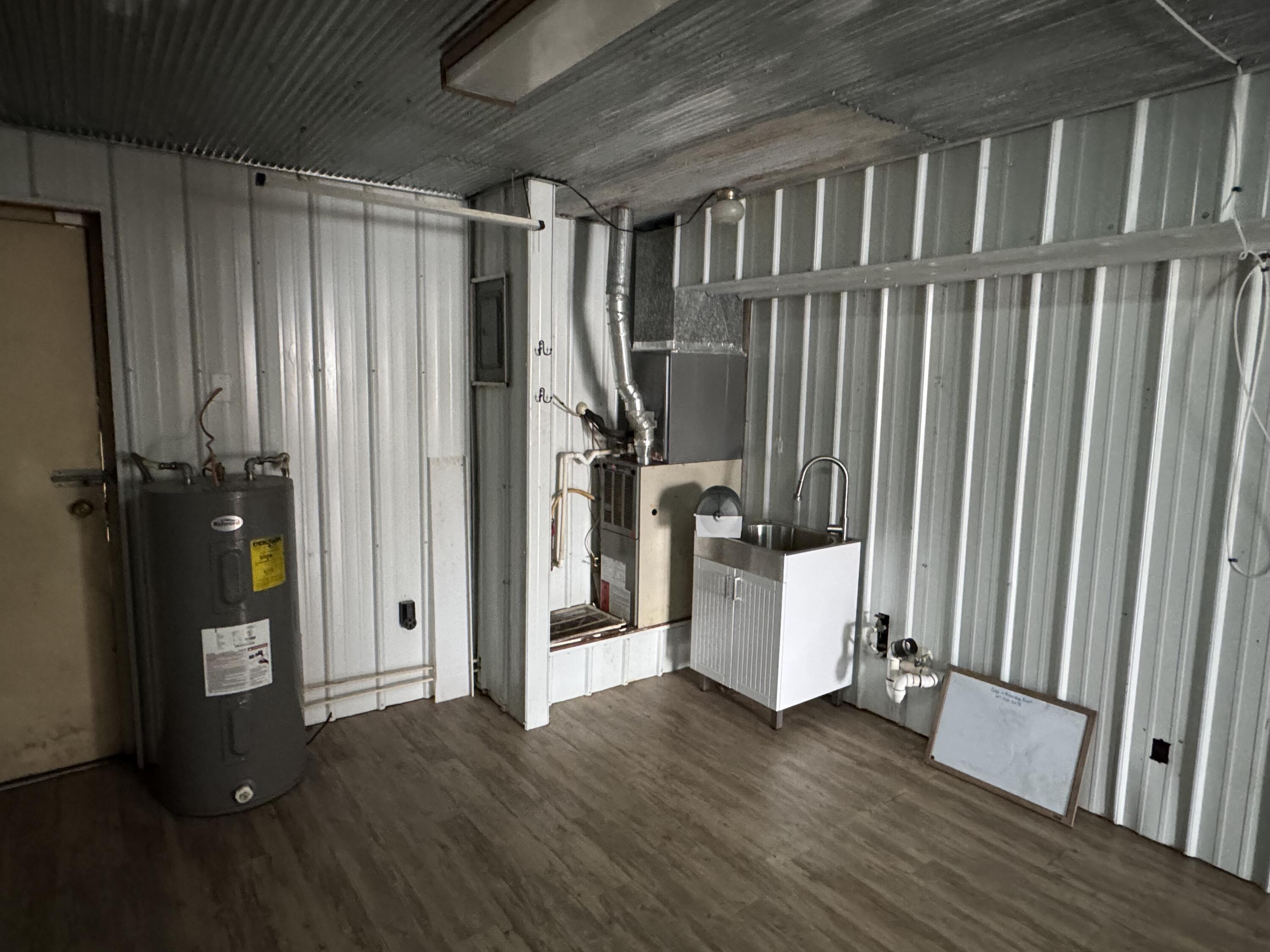 325 West Commercial Street Property Photo 18